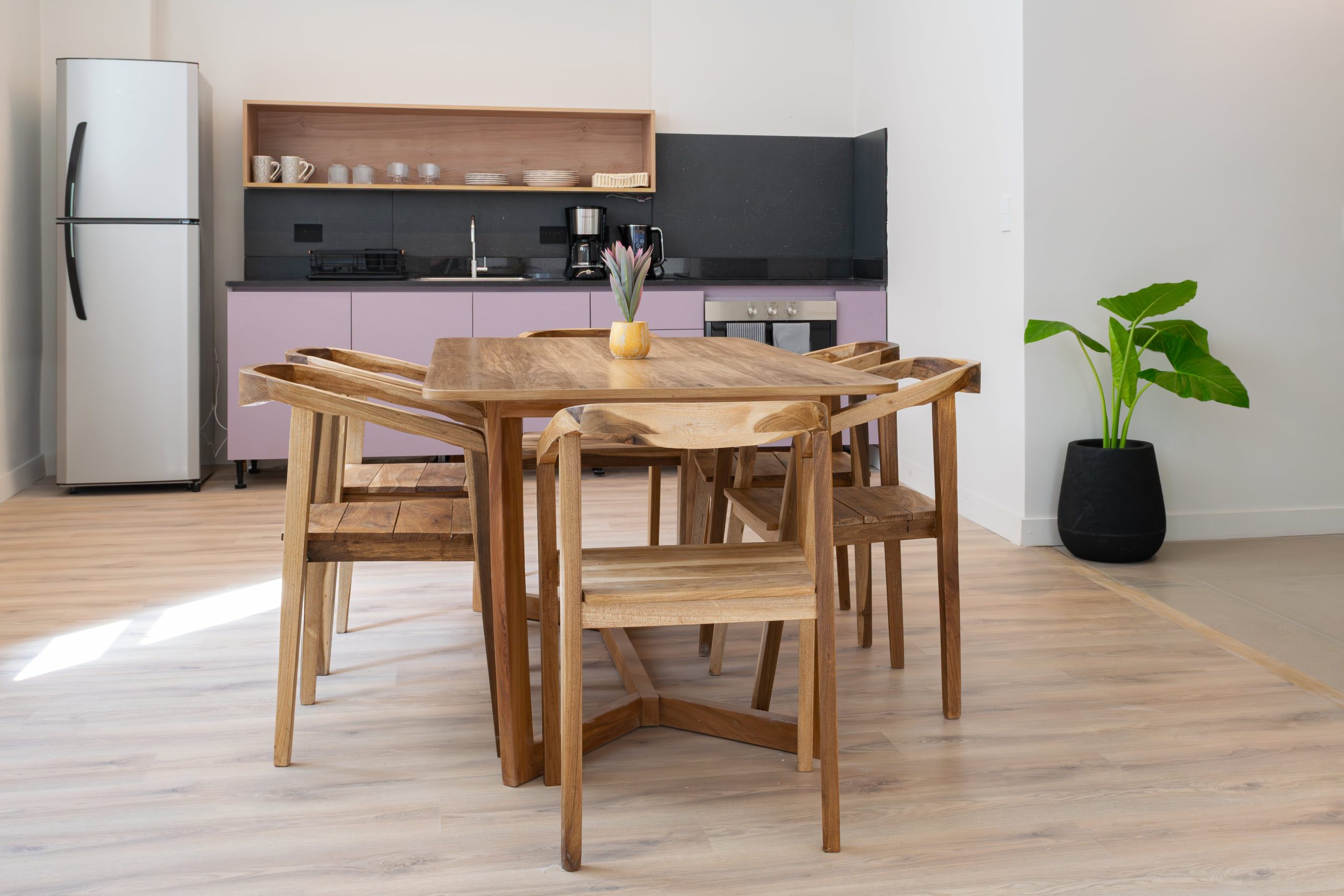 El aporte de color en muebles y pared para delimitar el espacio de esta cocina integrada al comedor