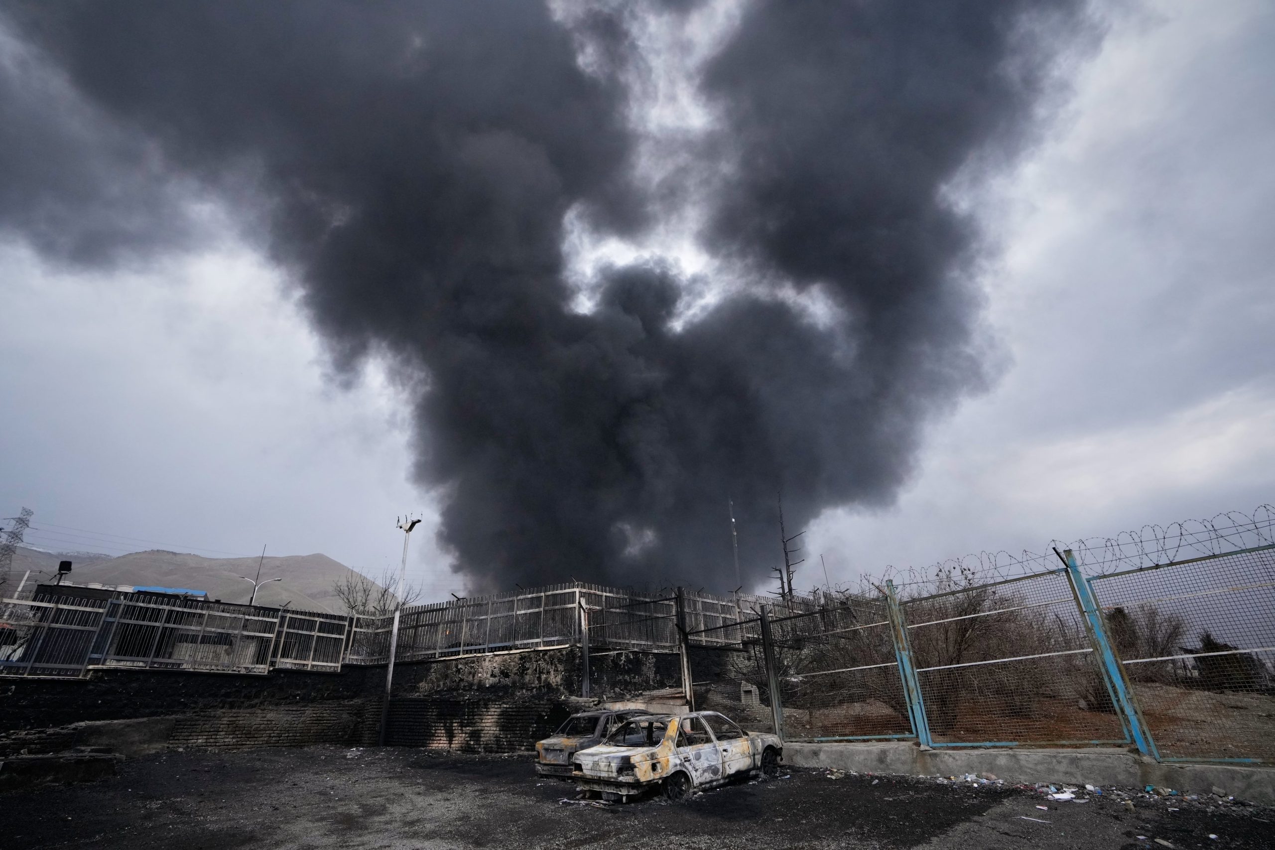ARCHIVO - Una densa nube de humo sale de un almacén de combustible alcanzado por un ataque de Estados Unidos e Israel, en Teherán, Irán, el 8 de marzo de 2026. (AP Foto/Vahid Salemi, archivo)