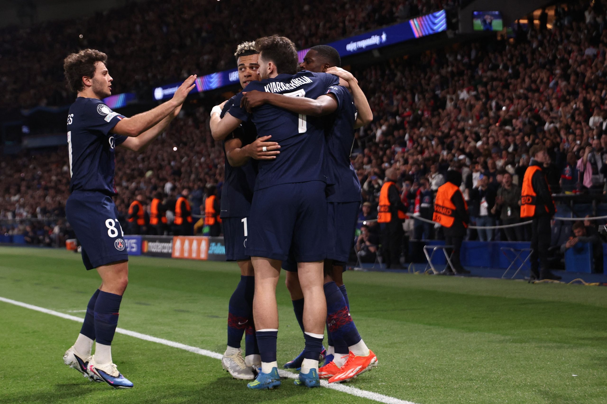 Ousmane Dembele festeja con sus compañeros el tercer gol de PSG en el partido de ida ante Bayern Munich