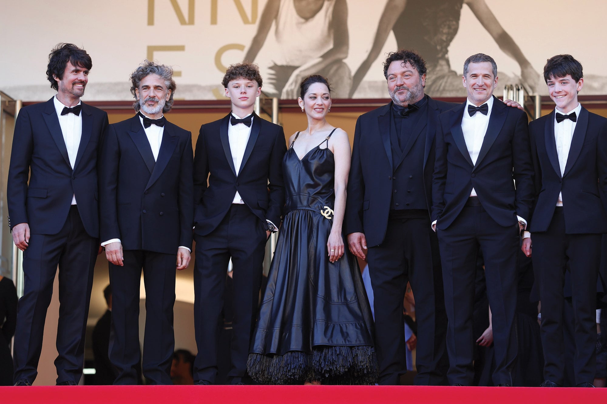 De izquierda a derecha: Simon Jacquet, Leonardo Sbaraglia, Marcel Canet, Marion Cotillard, Denis Ménochet, Guillaume Canet y Hugo Trophardy en el estreno de Karma en la 79° edición del Festival de Cannes