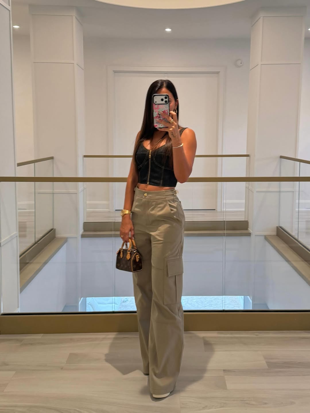 Antonela Roccuzzo, urbana pero elegante. (Foto: Instagram/@antonelaroccuzzo)