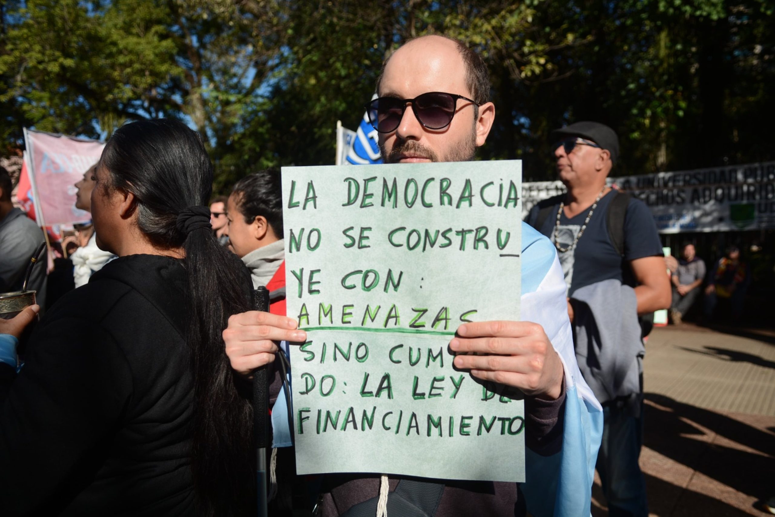 En Posadas, Misiones, un joven reclama por la ley de financiamiento universitario