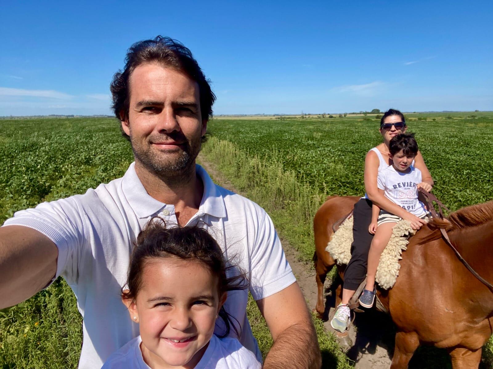 La familia de Diego, paseando a caballo en uno de los lotes (Foto: Diego Álvarez).