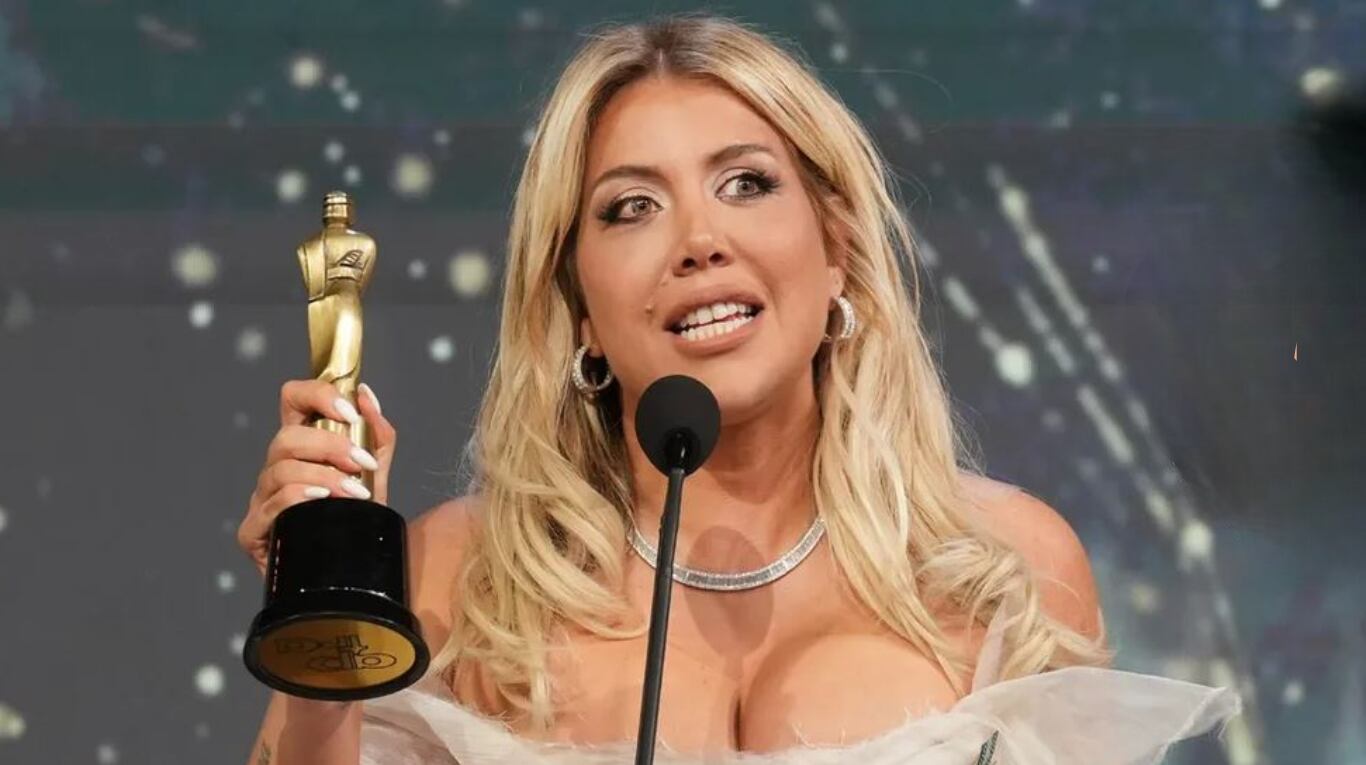 Wanda Nara en medio de su discurso de aceptación en los Premios Martín Fierro. (Foto: Captura Telefe)