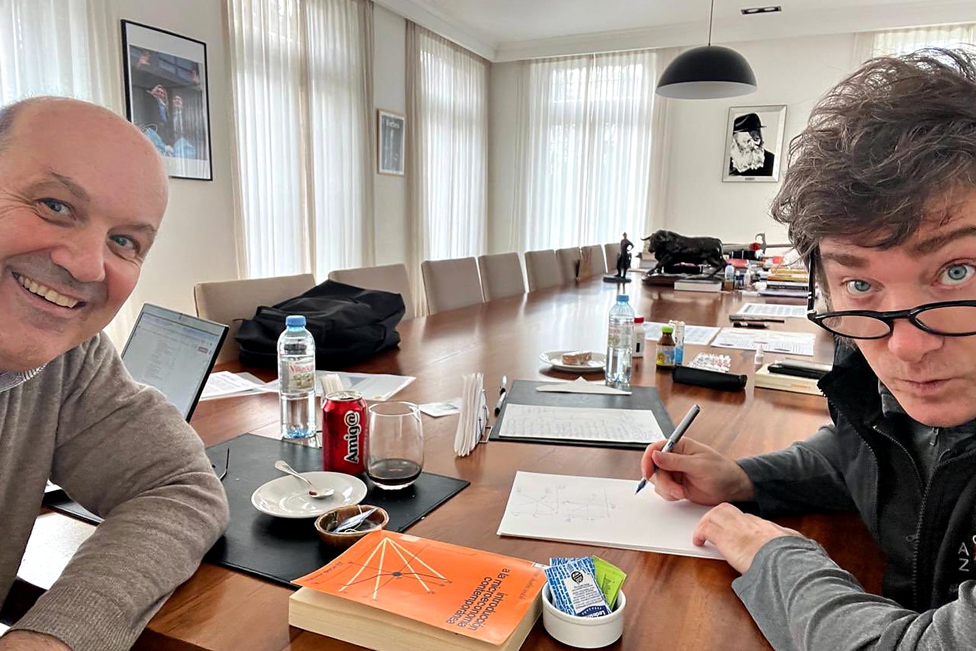 Federico Sturzenegger junto al presidente Javier Milei