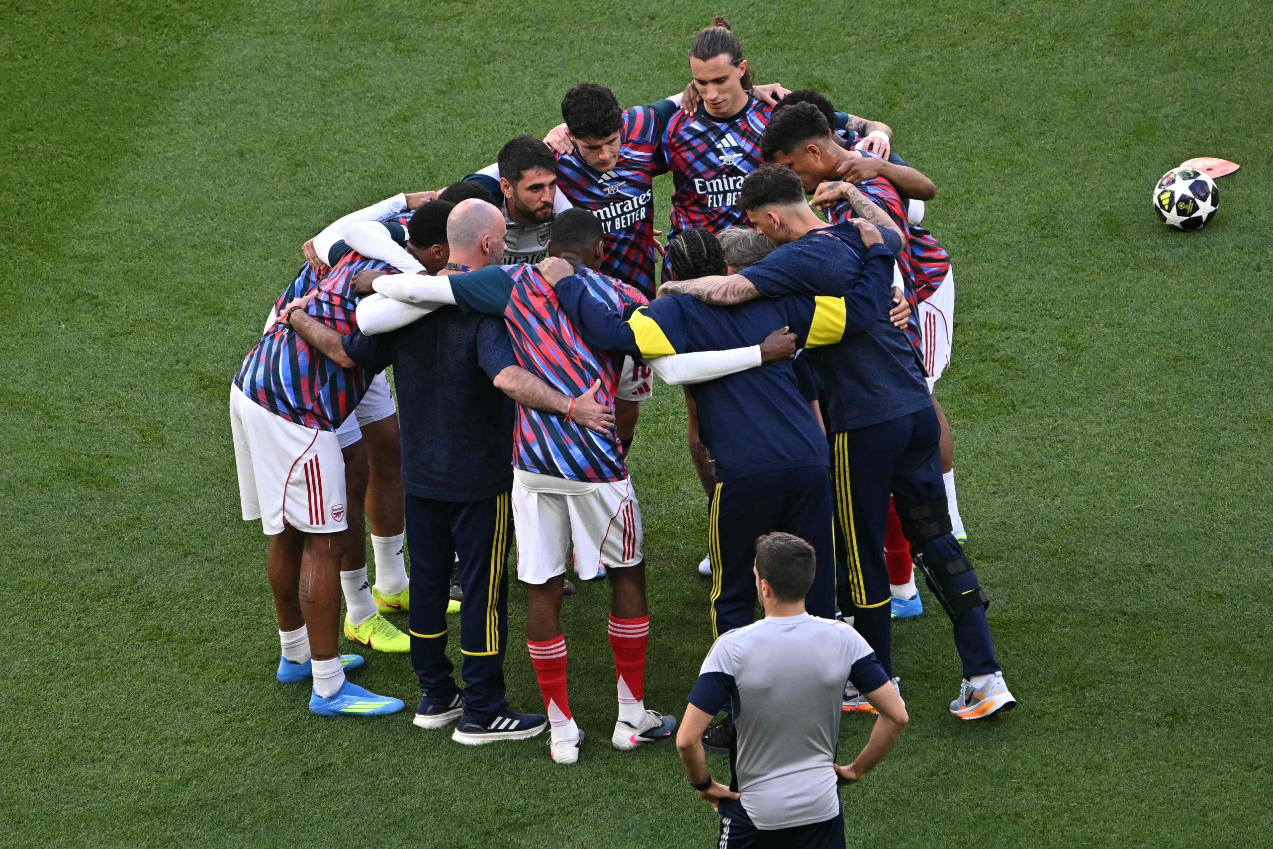 La charla final de Arsenal, liderada por Gabriel Heinze