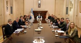 El efecto Adorni. De dos cañitos de agua a la crisis más profunda