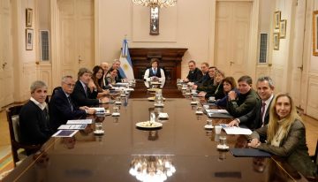 El efecto Adorni. De dos cañitos de agua a la crisis más profunda