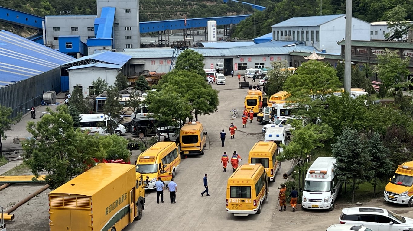 Rescatistas trabajan en el lugar tras una explosión de gas en la mina de carbón Liushenyu, en el condado de Qinyuan, provincia de Shanxi, China, el 23 de mayo de 2026. (Foto: Reuters)