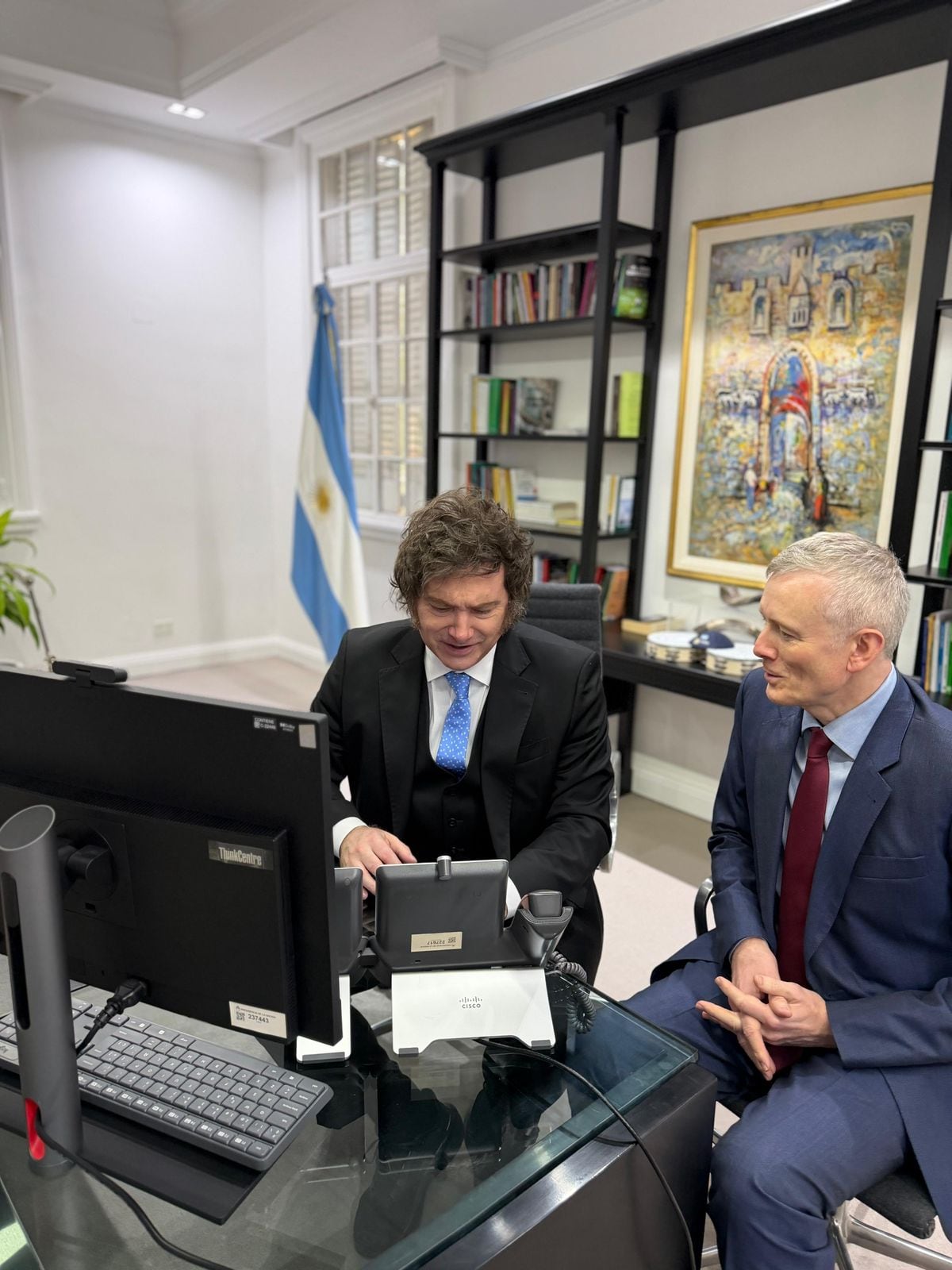 La foto que difundió Presidencia sobre el llamado entre Javier Milei y Mark Carney (Foto: Gobierno).