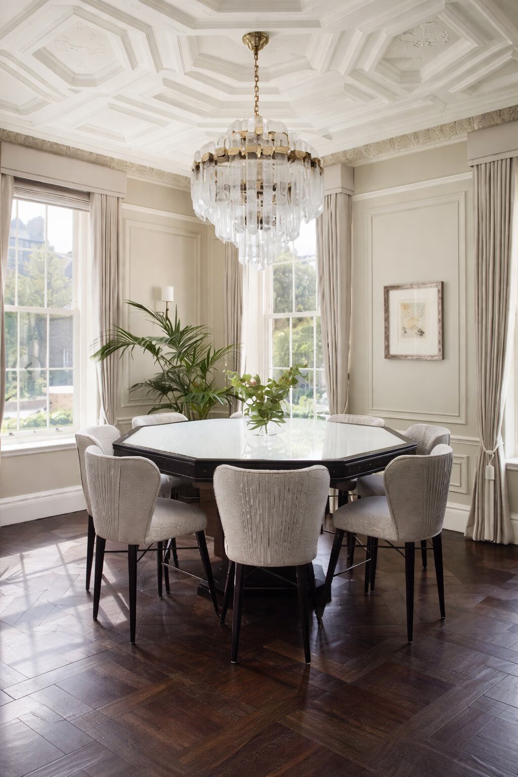 Interiores de alto diseño con molduras, arañas de gran porte y materiales premium reflejan el estándar de ultra lujo de la propiedad (Foto: TN)