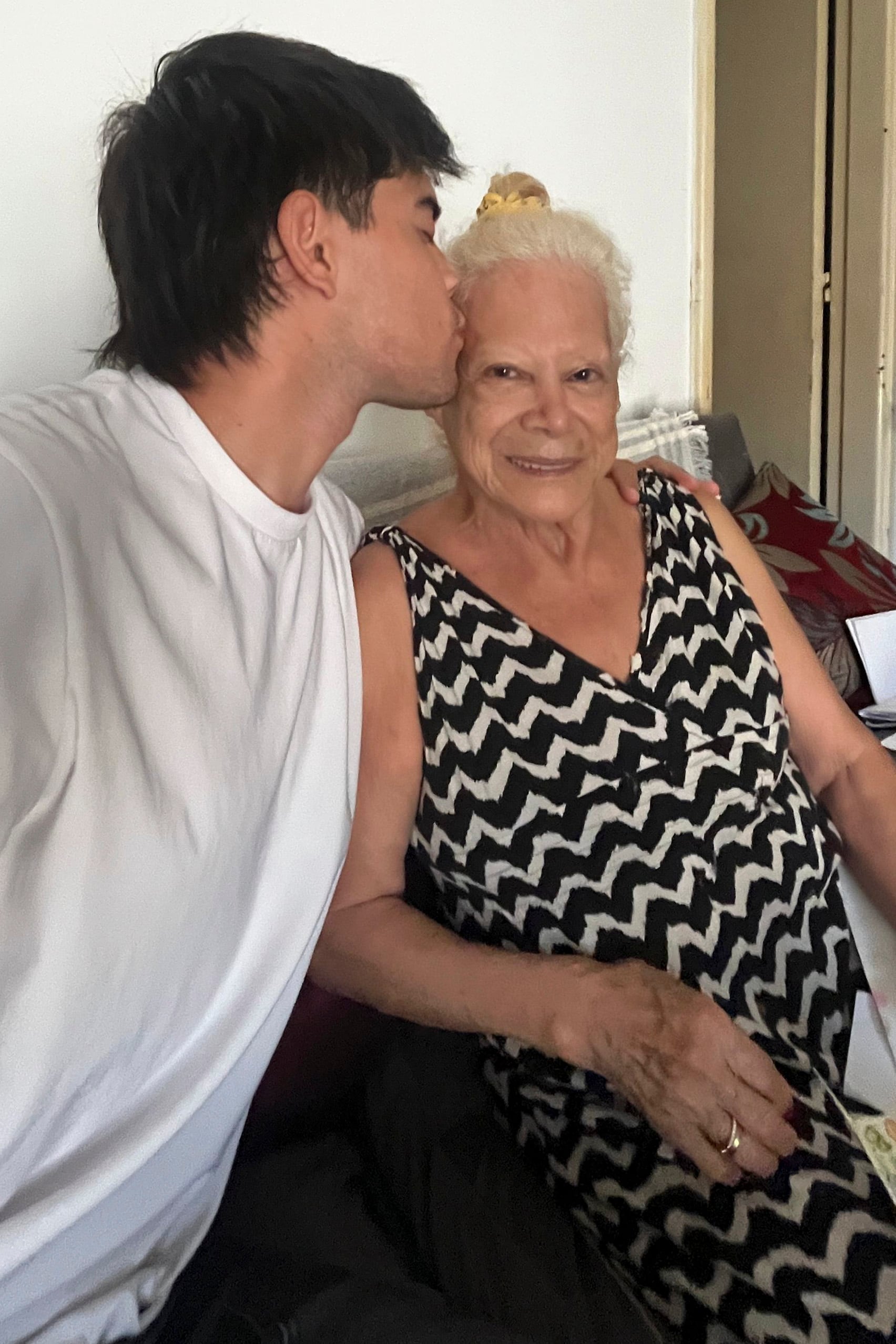 Con su abuela, Pelusa, la primera mujer de Carlos Monzón 