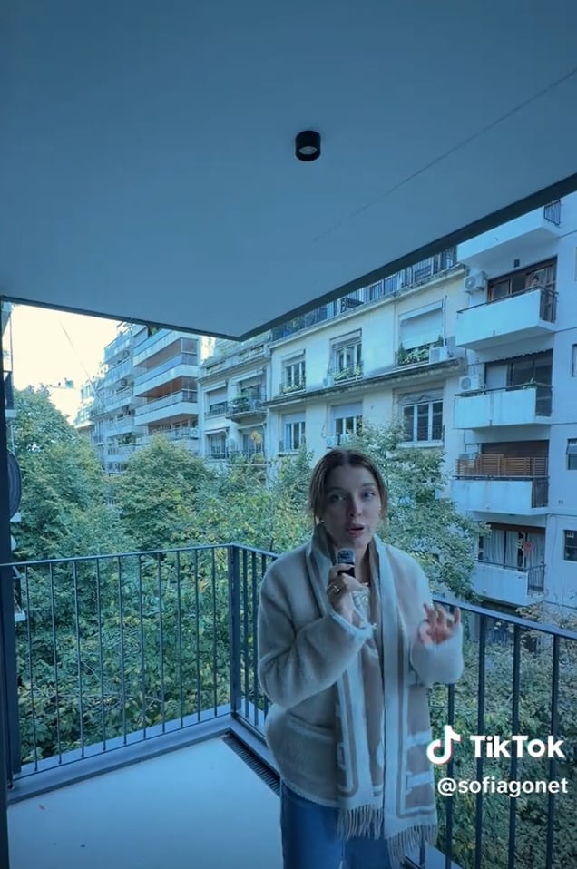 El departamento de Gonet cuenta con dos balcones con vista hacia la calle