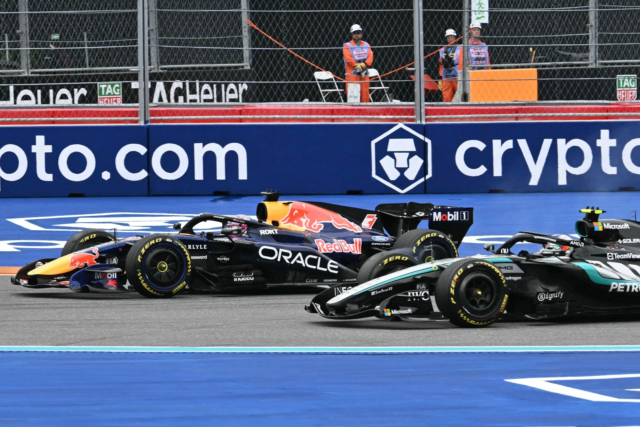 Los pilotos de Red Bull, Max Verstappen, y de Mercedes, Kimi Antonelli, en una puja de posiciones en Miami