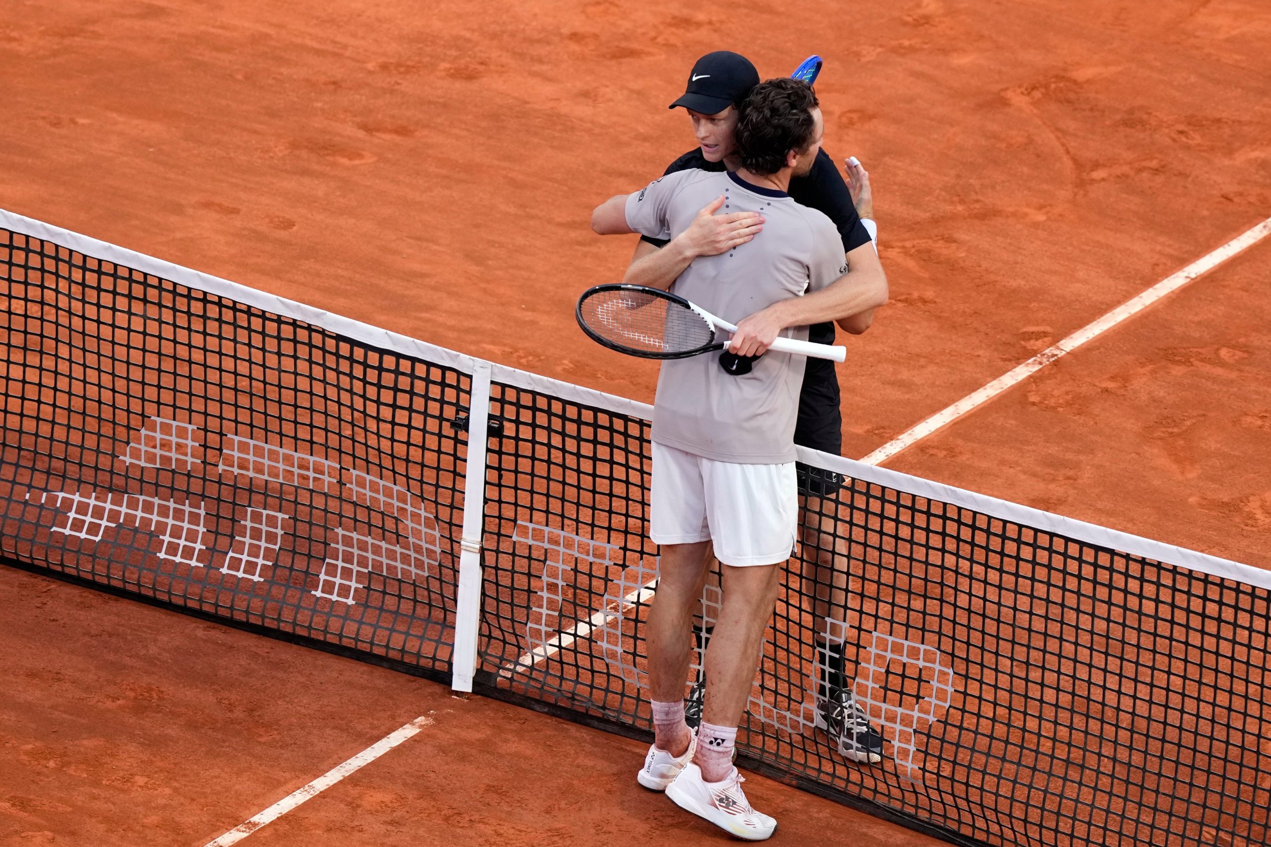 El saludo entre los finalistas de Roma, Jannik Sinner y Casper Ruud