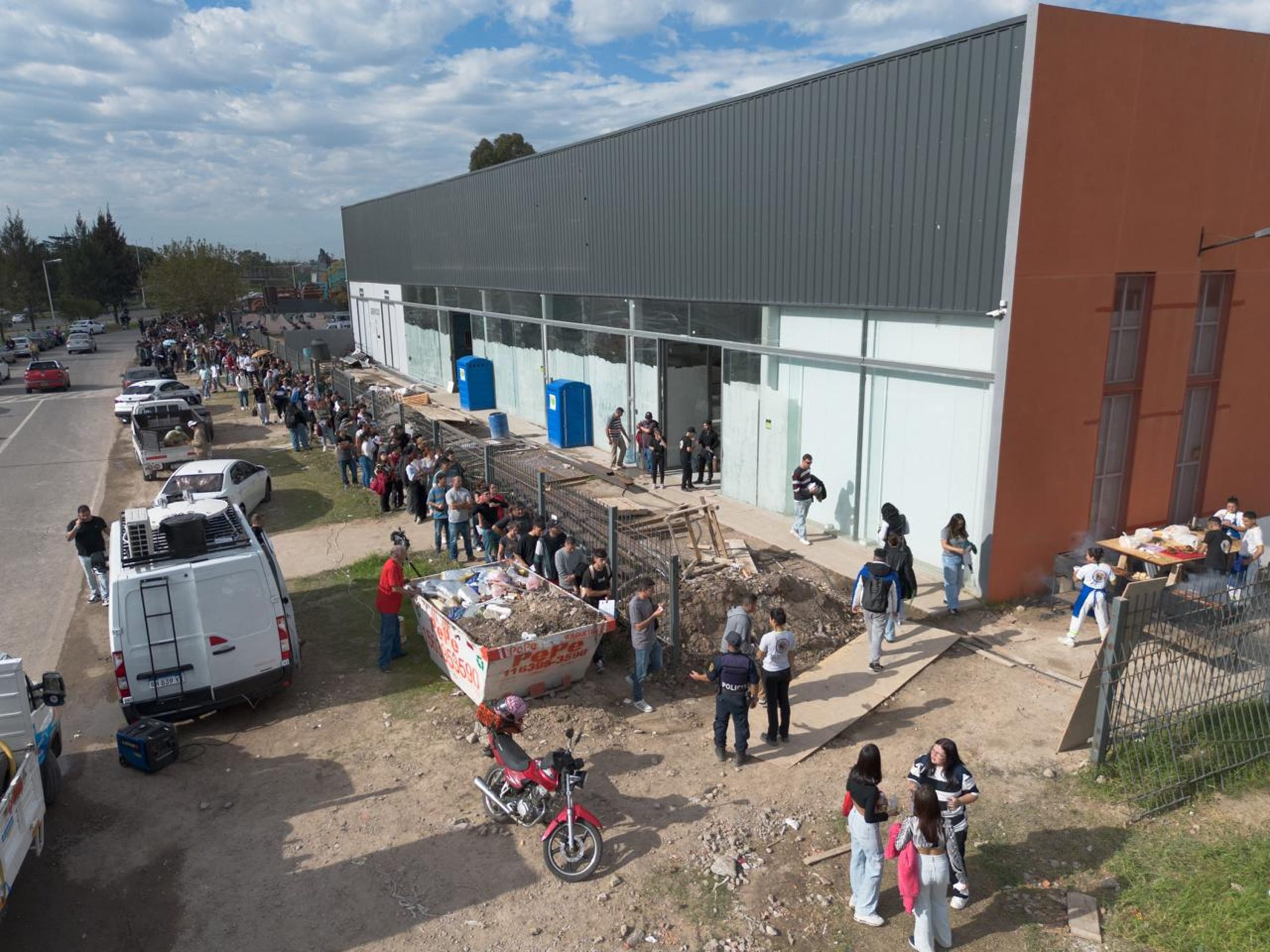 Largas filas para conseguir trabajo en un frigorífico en Moreno