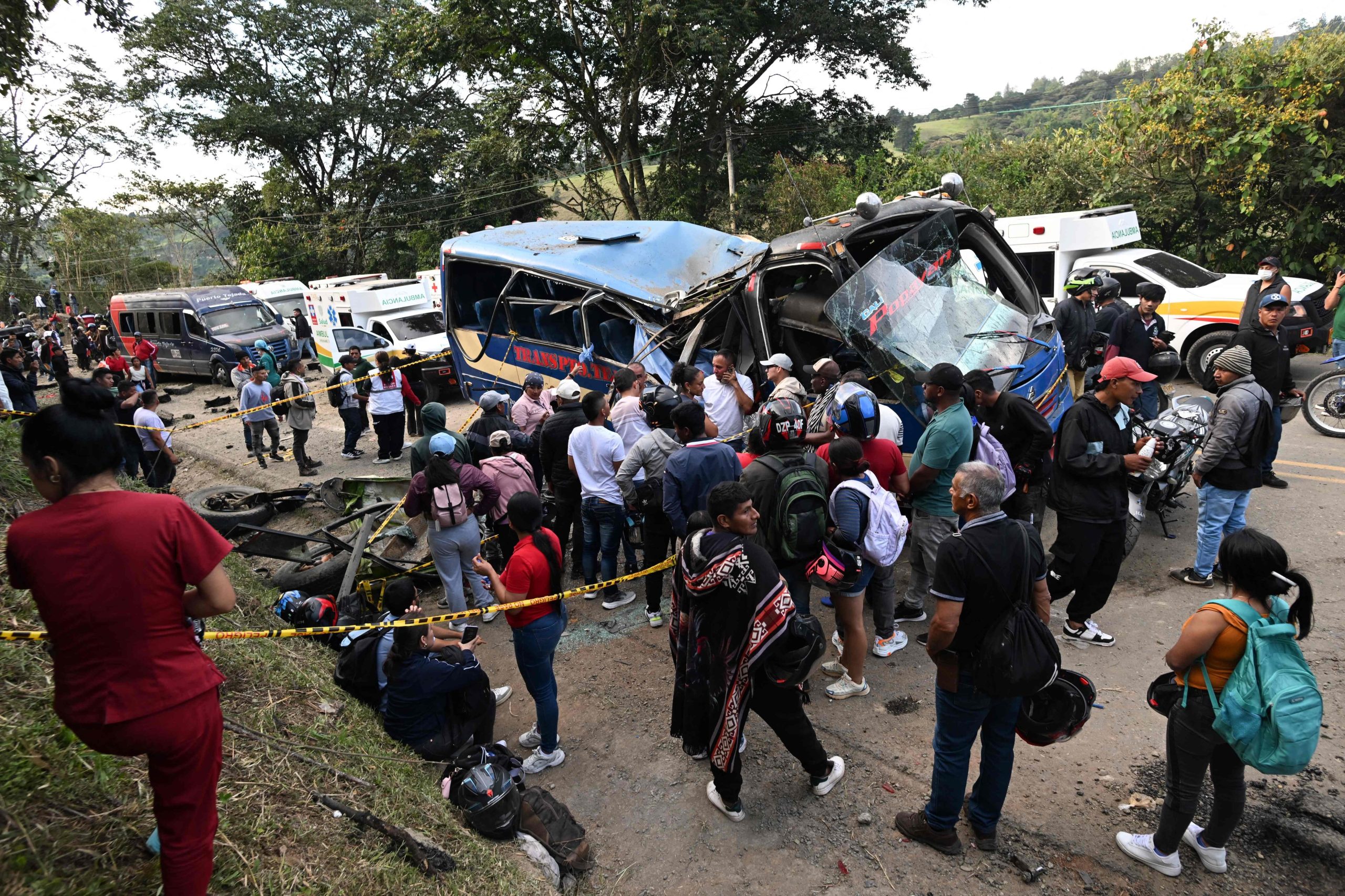 Varias personas permanecen en el lugar de una explosión tras un atentado con bomba en la ruta Popayán-Cali, en Cajibío, Colombia, el 25 de abril de 2026