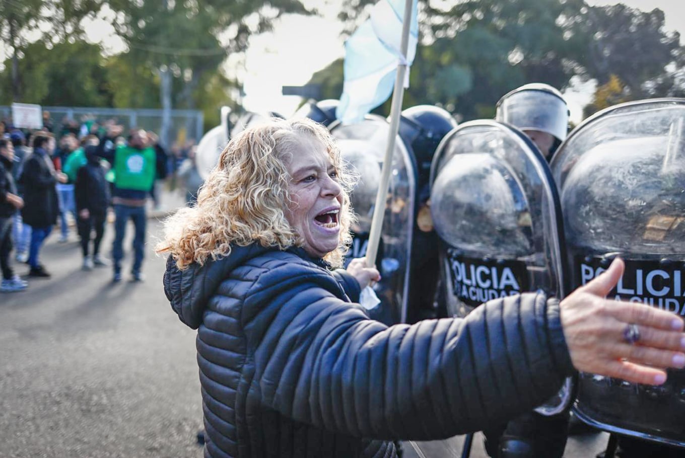 Tensión entre manifestantes y la policía durante una protesta en San Martín por el cierre de pymes