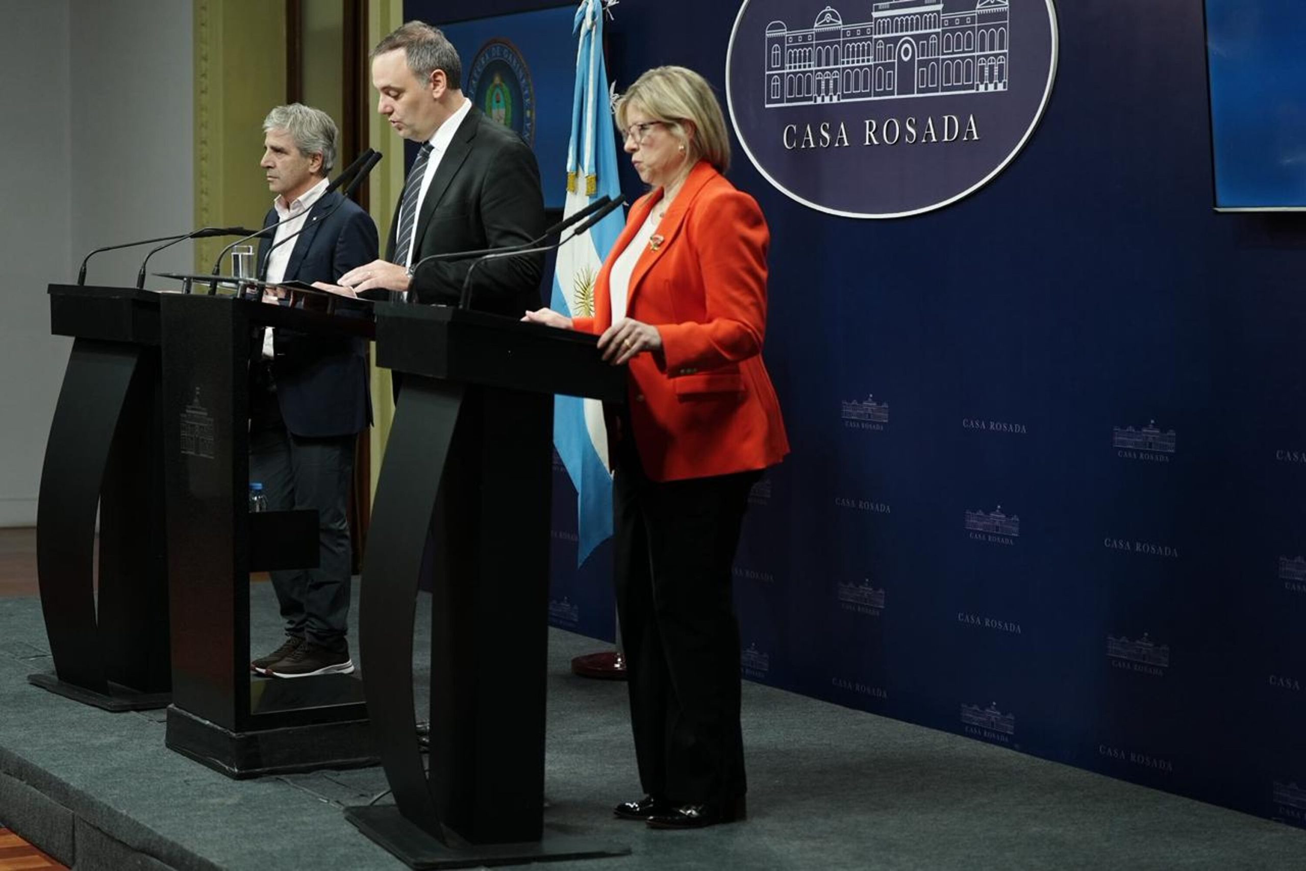Manuel Adorni acompañado por la ministra de Seguridad, Alejandra Monteoliva, y el ministro de Economía, Luis Caputo, el último viernes