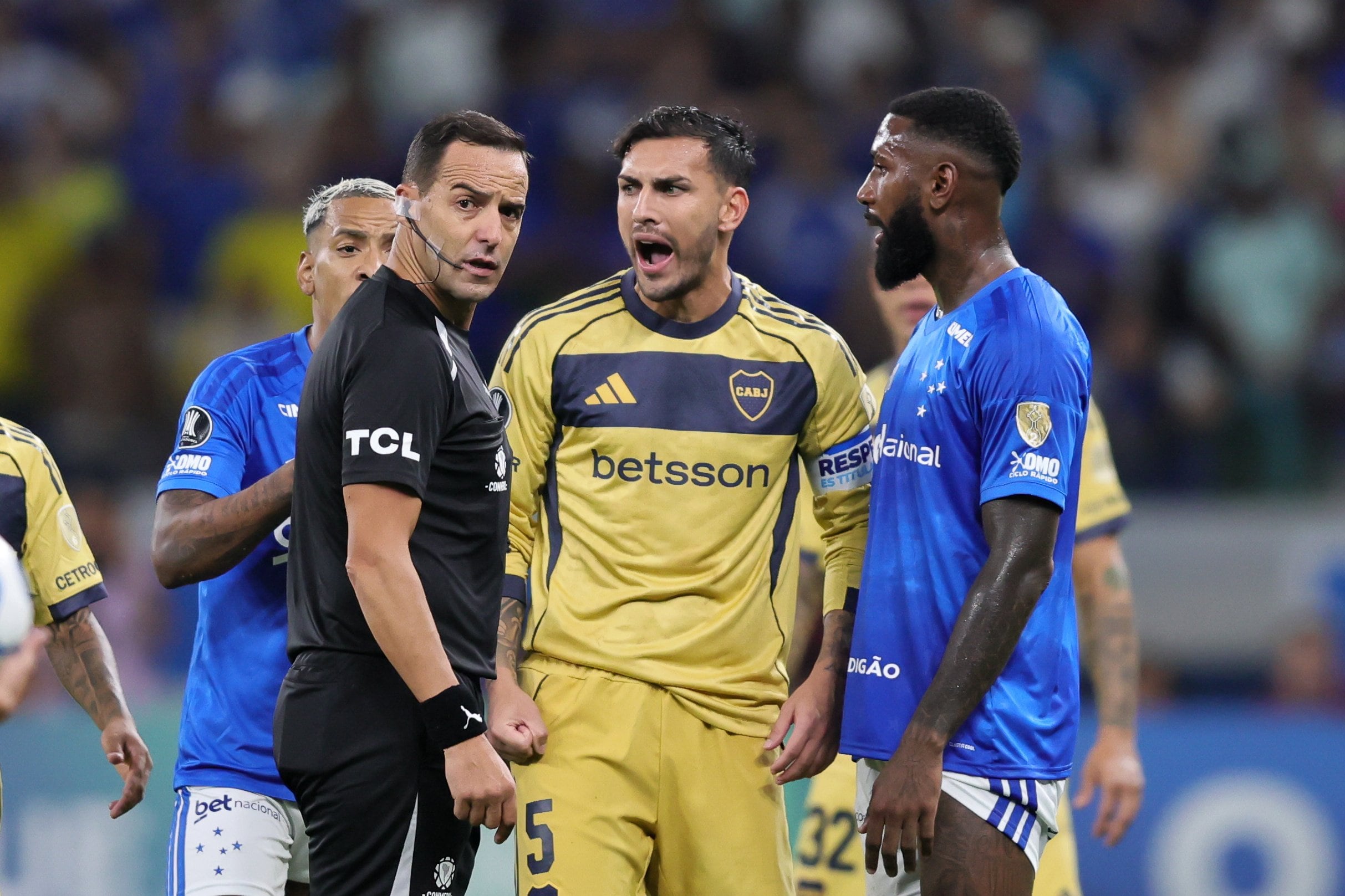 Leandro Paredes le reprocha algo al árbitro uruguayo Esteban Ostojich ante la mirada de Gerson, de Cruzeiro; Boca perdió 1 a 0 en Belo Horizonte