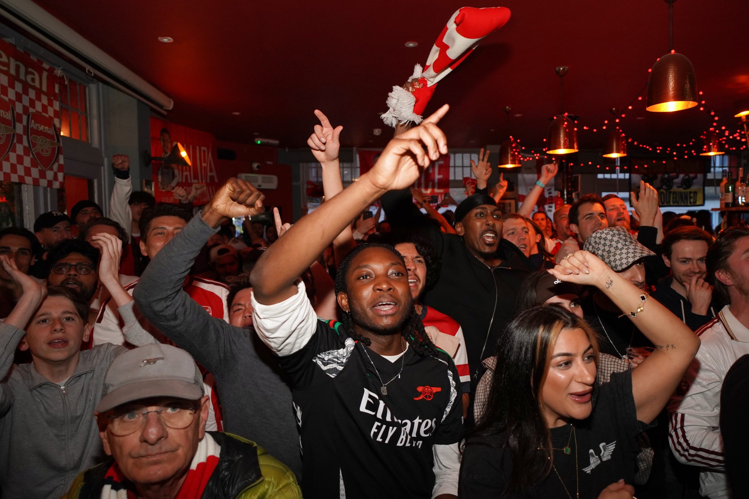 Hinchas de Arsenal celebran mientras observan desde un pub el partido entre Bournemouth y Manchester City por la Liga Premier inglesa