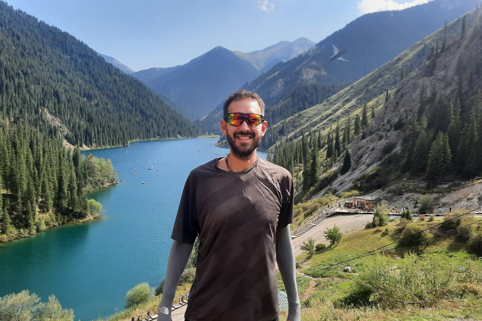 Fernando Caíno en el lago de Kolsai,  Kazajistán