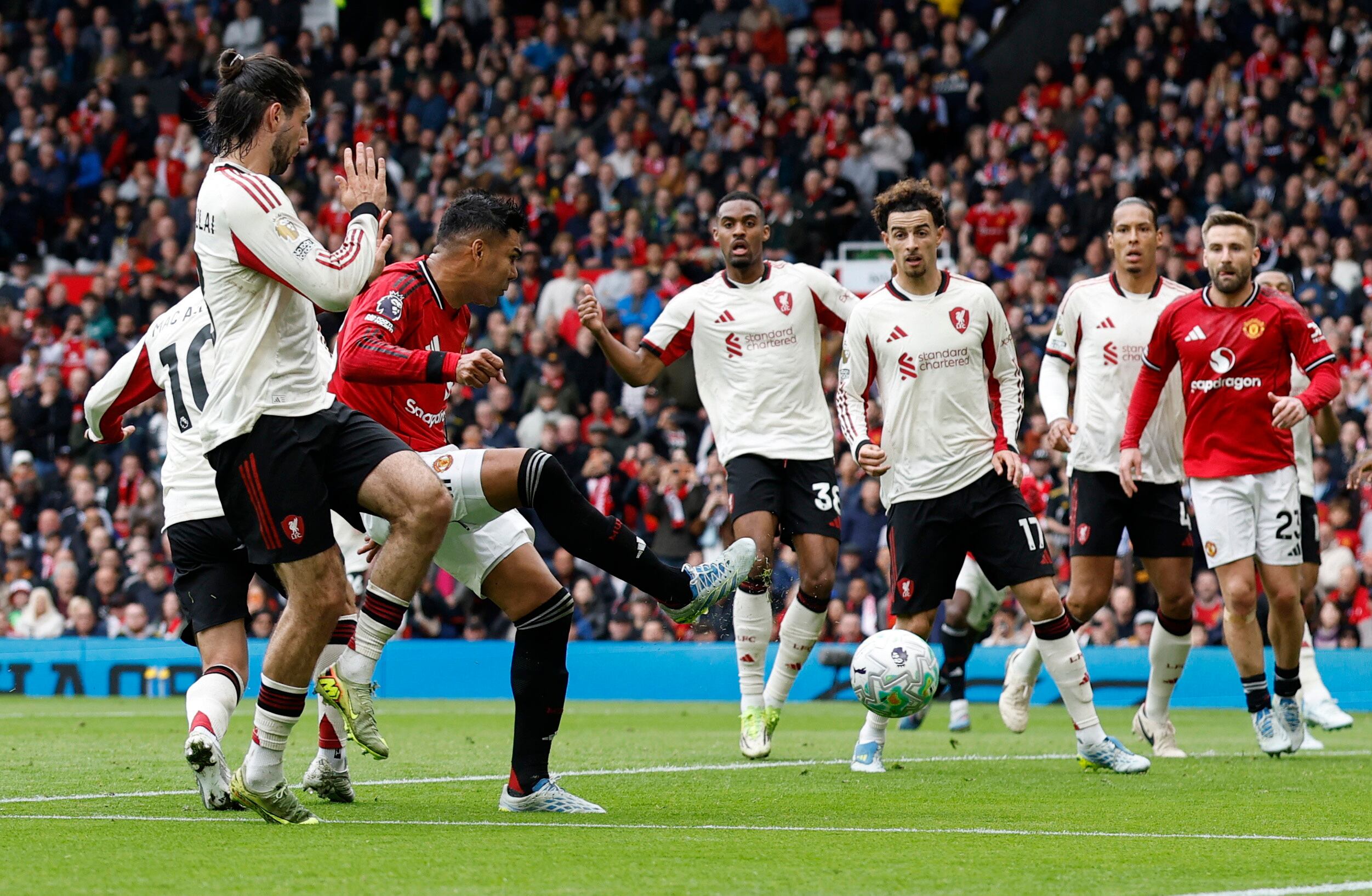 Man. United vs Liverpool por la fecha 35 de la Premier League del 2026.