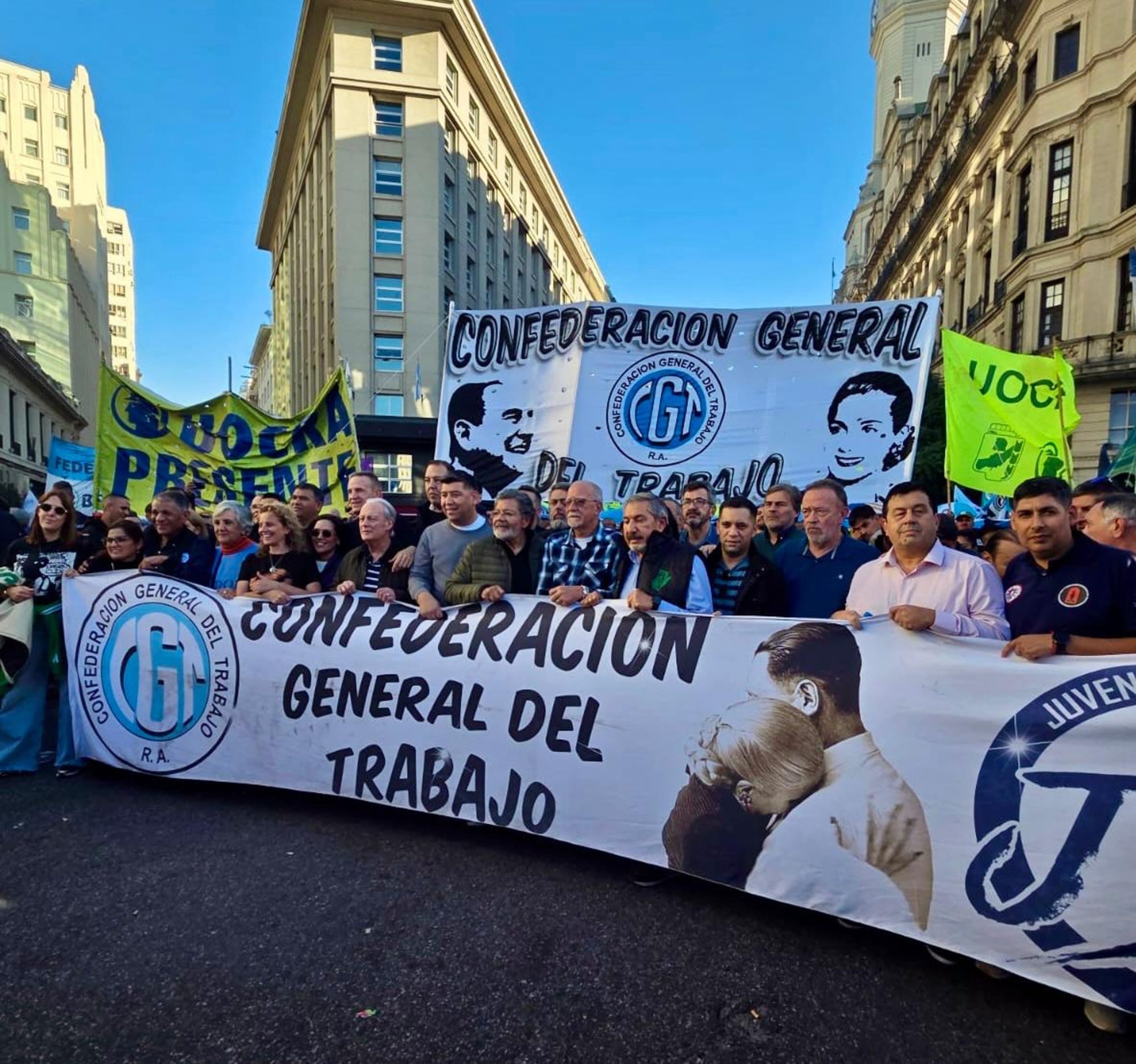 No solo se manifiestan docentes y estudiantes de las diferentes universidades públicas, sino también sindicatos, movimientos sociales y agrupaciones políticas asociadas a la izquierda y al peronismo; la CGT dijo presente