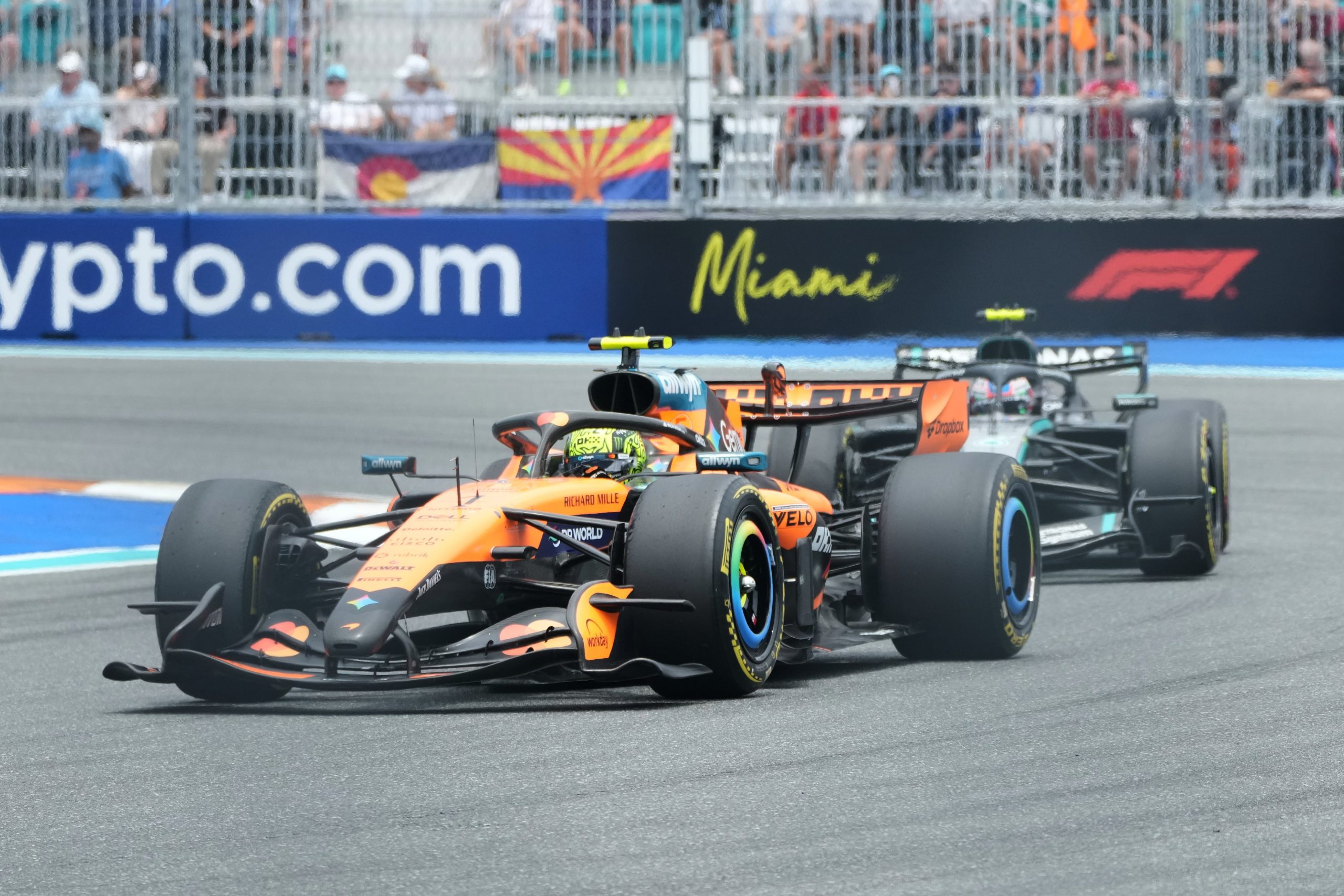 Lando Norris a bordo de su McLaren naranja