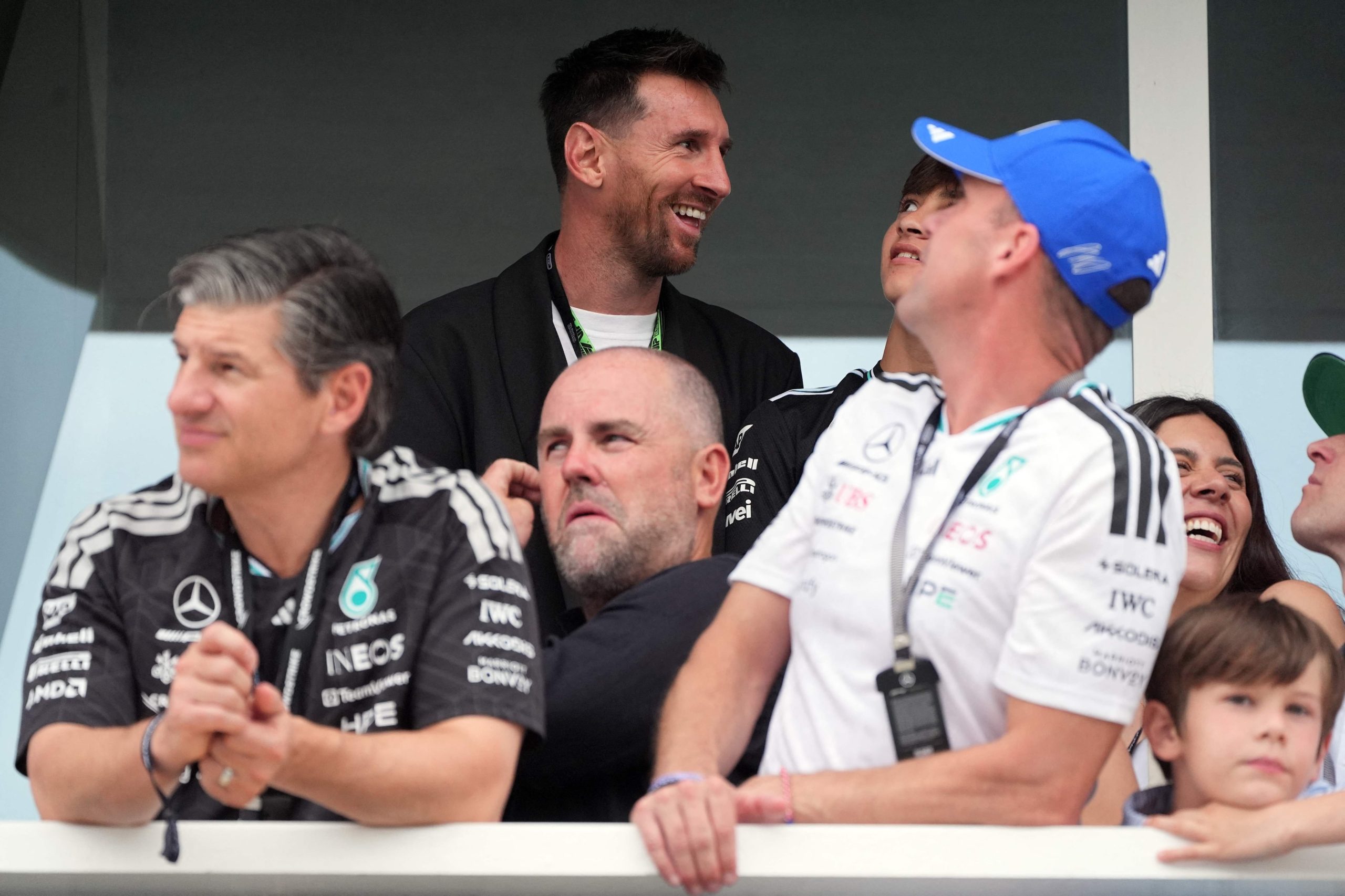 El delantero estrella y capitán de la selección argentina, Lionel Messi, en uno de los palcos del Gran Premio de Miami, junto a su familia