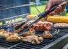 Frotar hielo en la parrilla: por qué es obligatorio hacerlo antes de empezar el asado