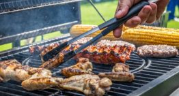 Frotar hielo en la parrilla: por qué es obligatorio hacerlo antes de empezar el asado
