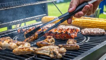 Frotar hielo en la parrilla: por qué es obligatorio hacerlo antes de empezar el asado