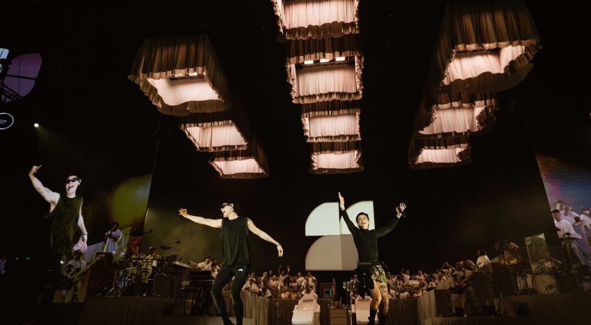 “De la clínica a la discoteca”, Ca7riel y Paco Amoroso explotaron sus signos vitales en el Movistar Arena