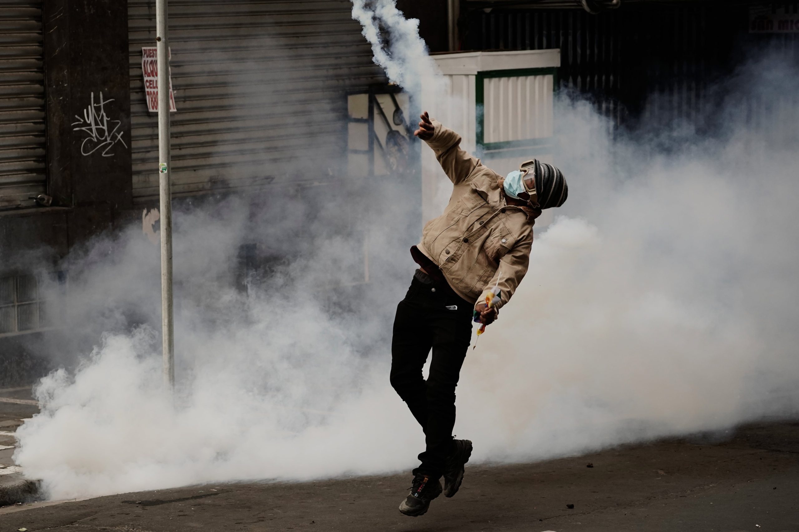 Manifestantes exigen la renuncia del presidente Rodrigo Paz en Bolivia. (Foto AP/Freddy Barragan)