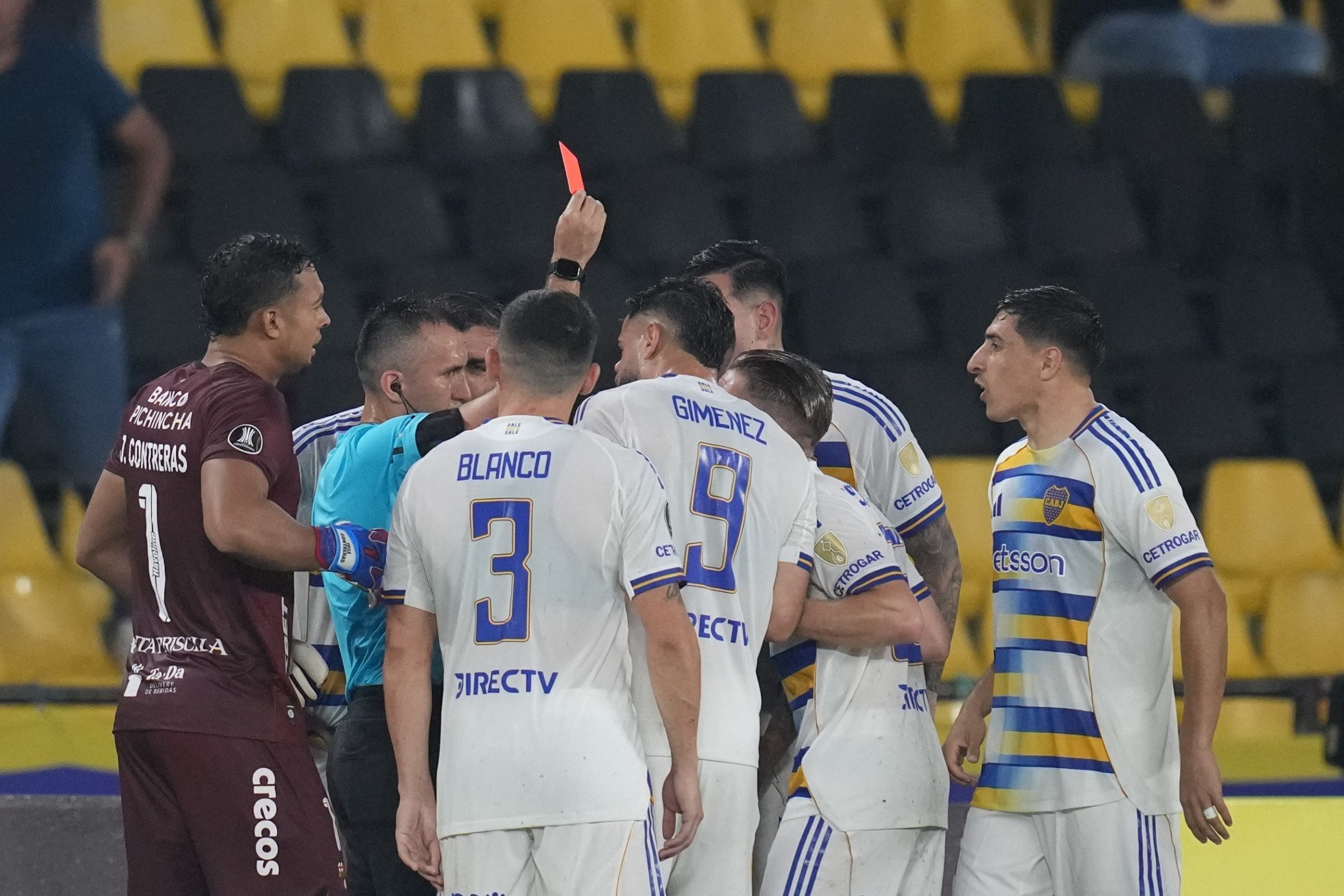 Carlos Betancur le muestra la tarjeta roja a Santiago Ascacíbar