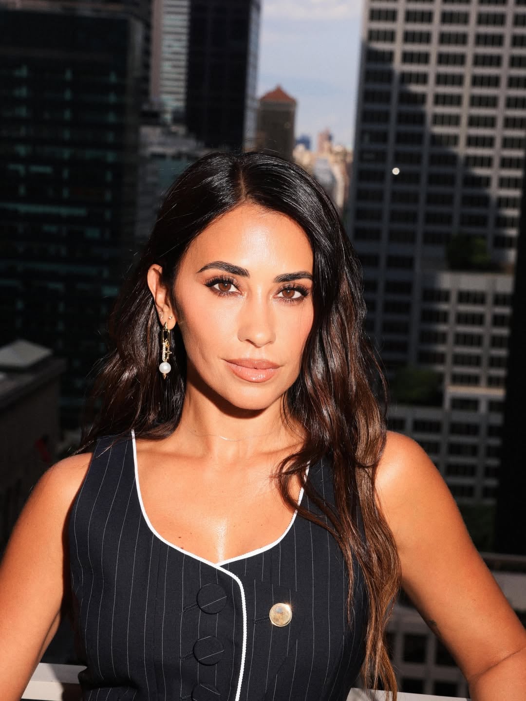 Antonela Roccuzzo acompañó su vestuario con un beauty look glam. (Foto: Instagram/@antonelaroccuzzo)