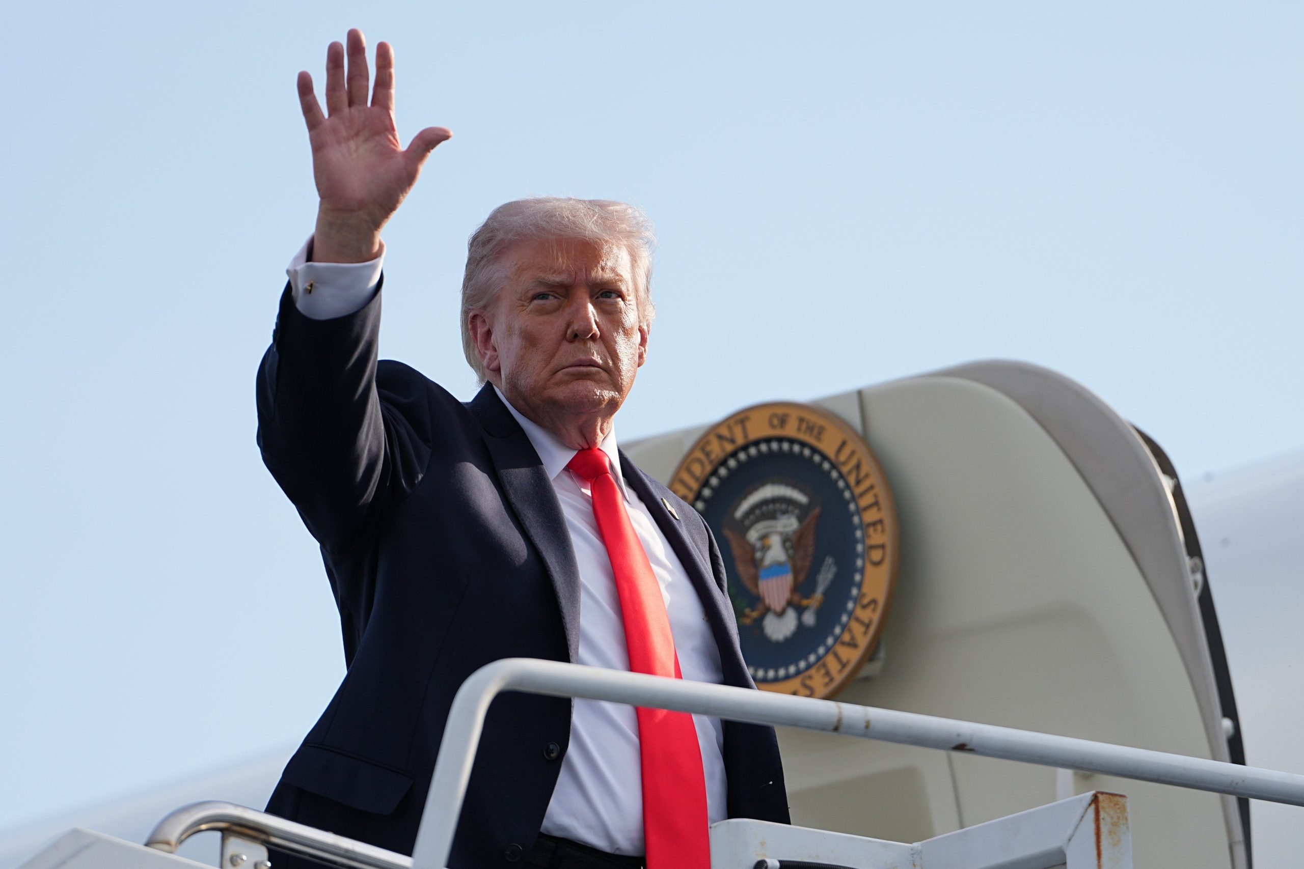 El presidente Donald Trump aborda el Air Force One en el Aeropuerto Internacional de Ocala, en Florida