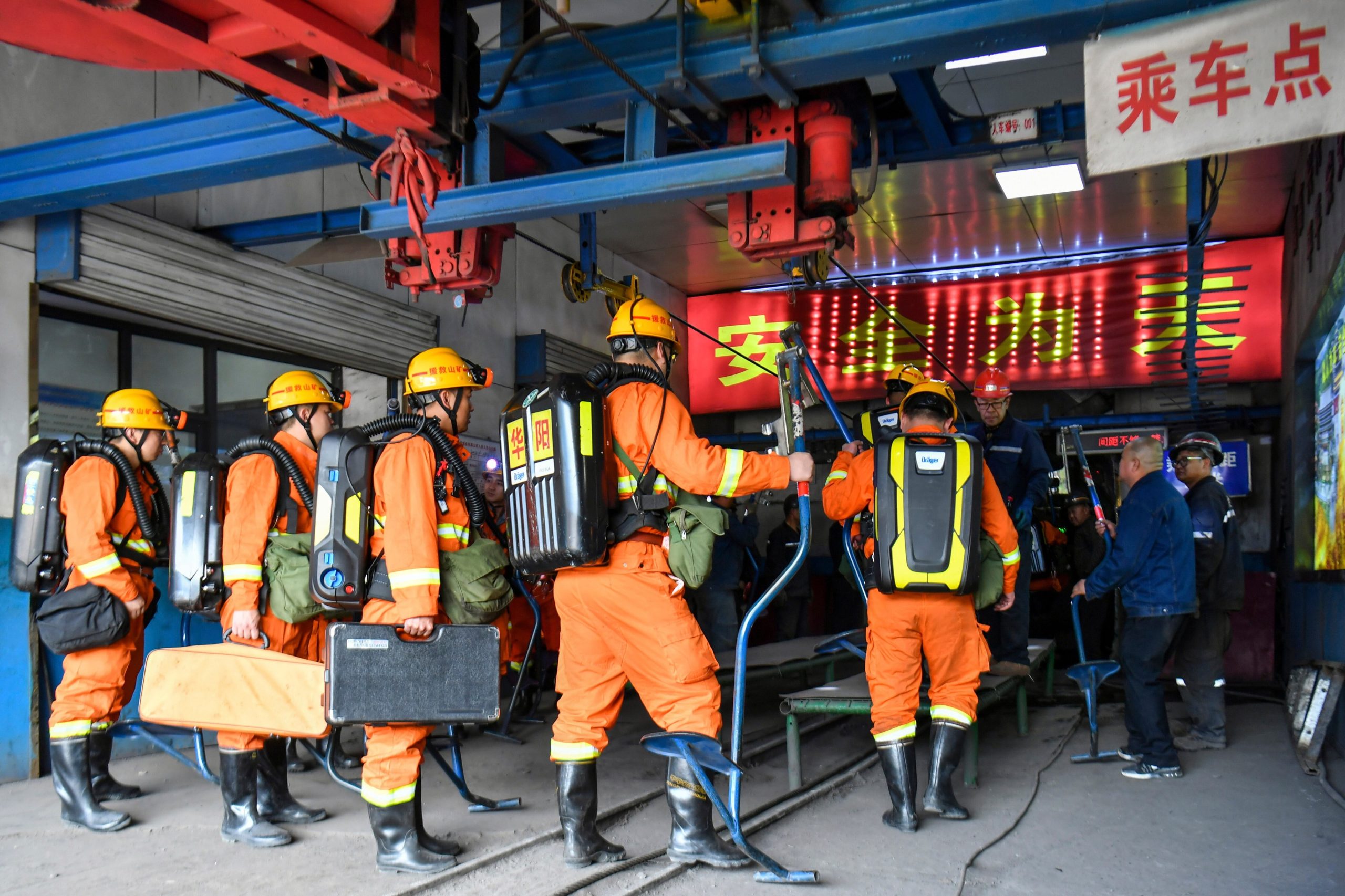 Equipos de rescate se preparan para bajar tras la explosión en la mina de carbón de Liushenyu, en la localidad de Changzhi, en el condado de Qinyuan de la provincia de Shanxi, en el norte de China. (Foto: Cao Yang/AP/Xinhua).