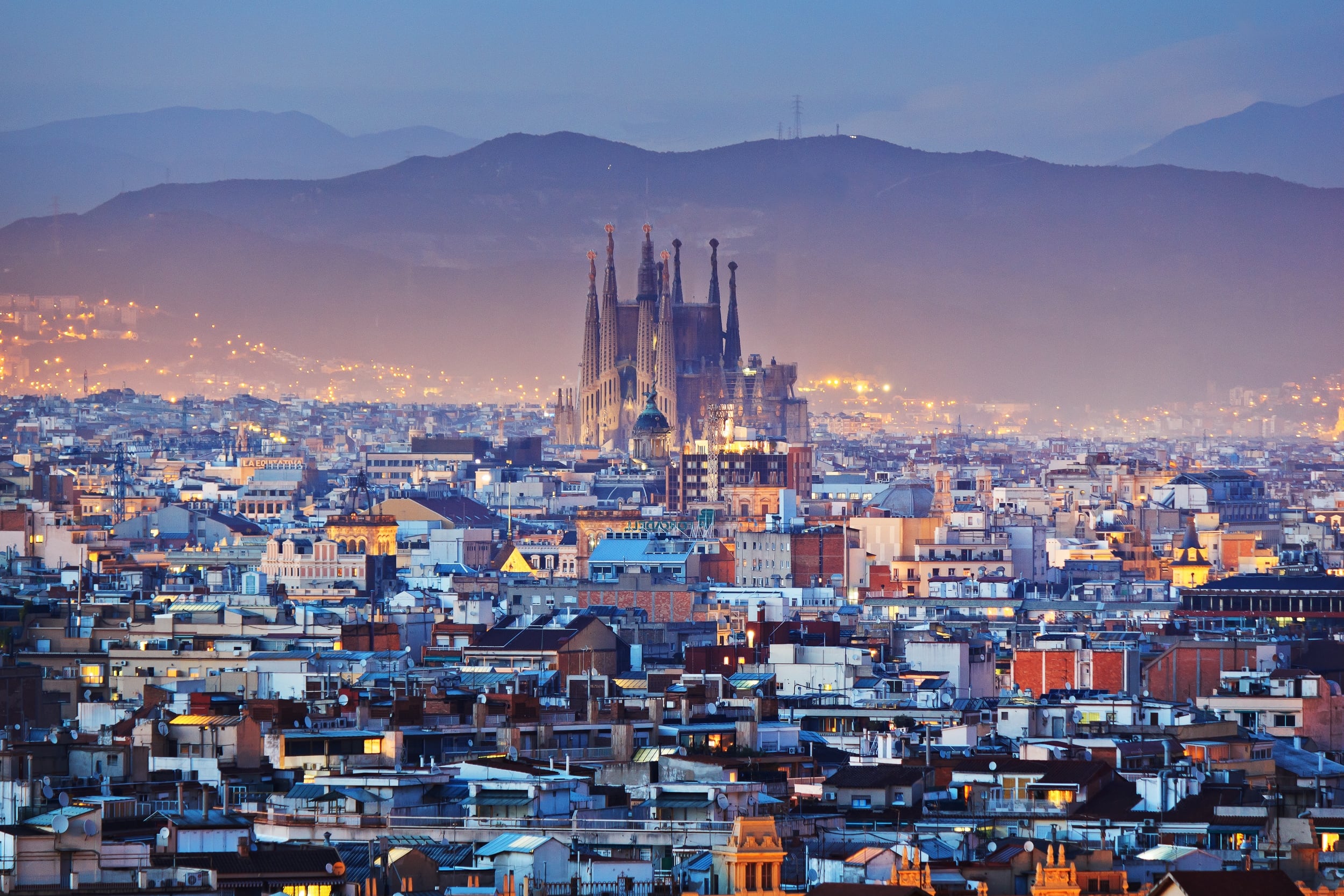 Barcelona está limitada geográficamente entre la montaña y el mar, lo que restringe el desarrollo de nuevo suelo urbano