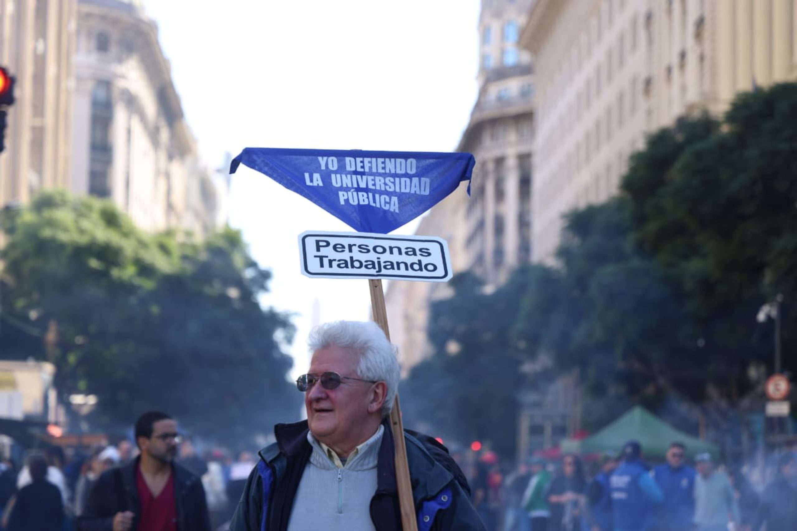 Cuarta marcha federal por la educacion pública universitaria apunta a que la administración de Javier Milei cumpla la Ley de Financiamiento Universitario, que busca garantizar los fondos. Marcha del Congreso a Plaza de Mayo
