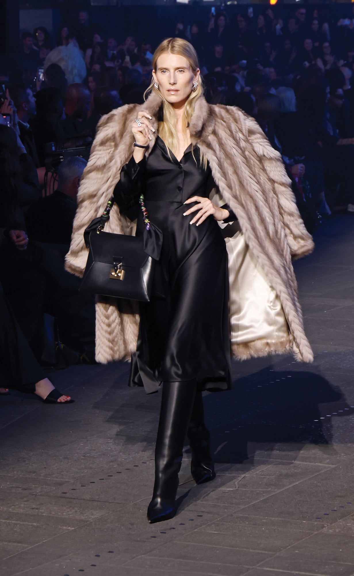 Todo al negro para Dree Hemingway y un deslumbrante tapado de piel