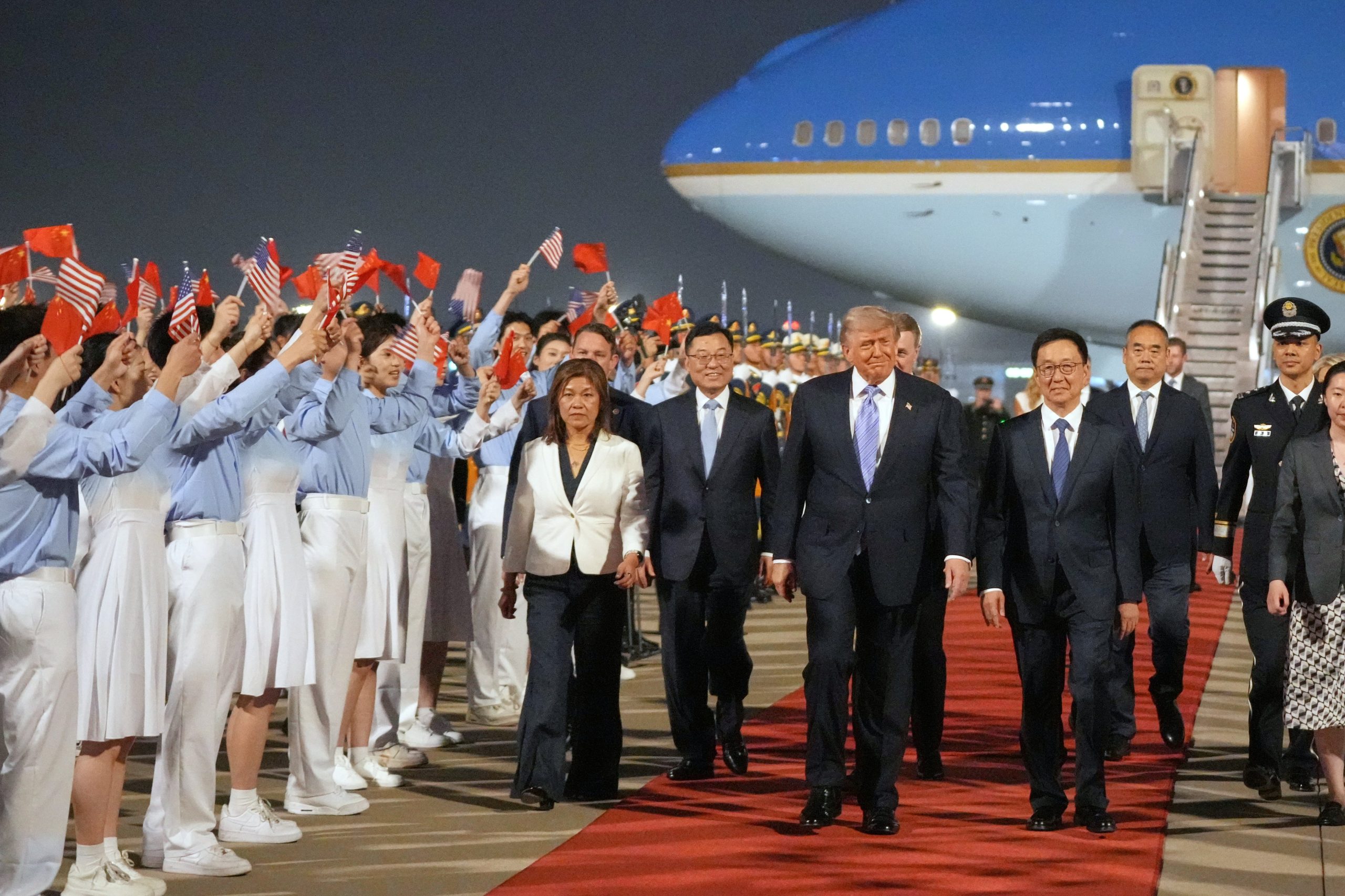 Trump camina junto al vicepresidente de China, Han Zheng, durante una ceremonia de bienvenida el 13 de mayo de 2026 en el Aeropuerto Internacional de Pekín-Capital