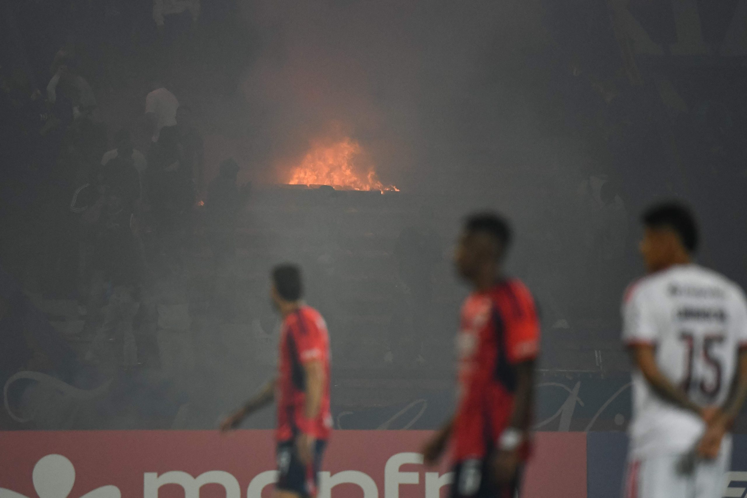 En un sector de las tribunas del estadio se vio fuego provocado por las bengalas