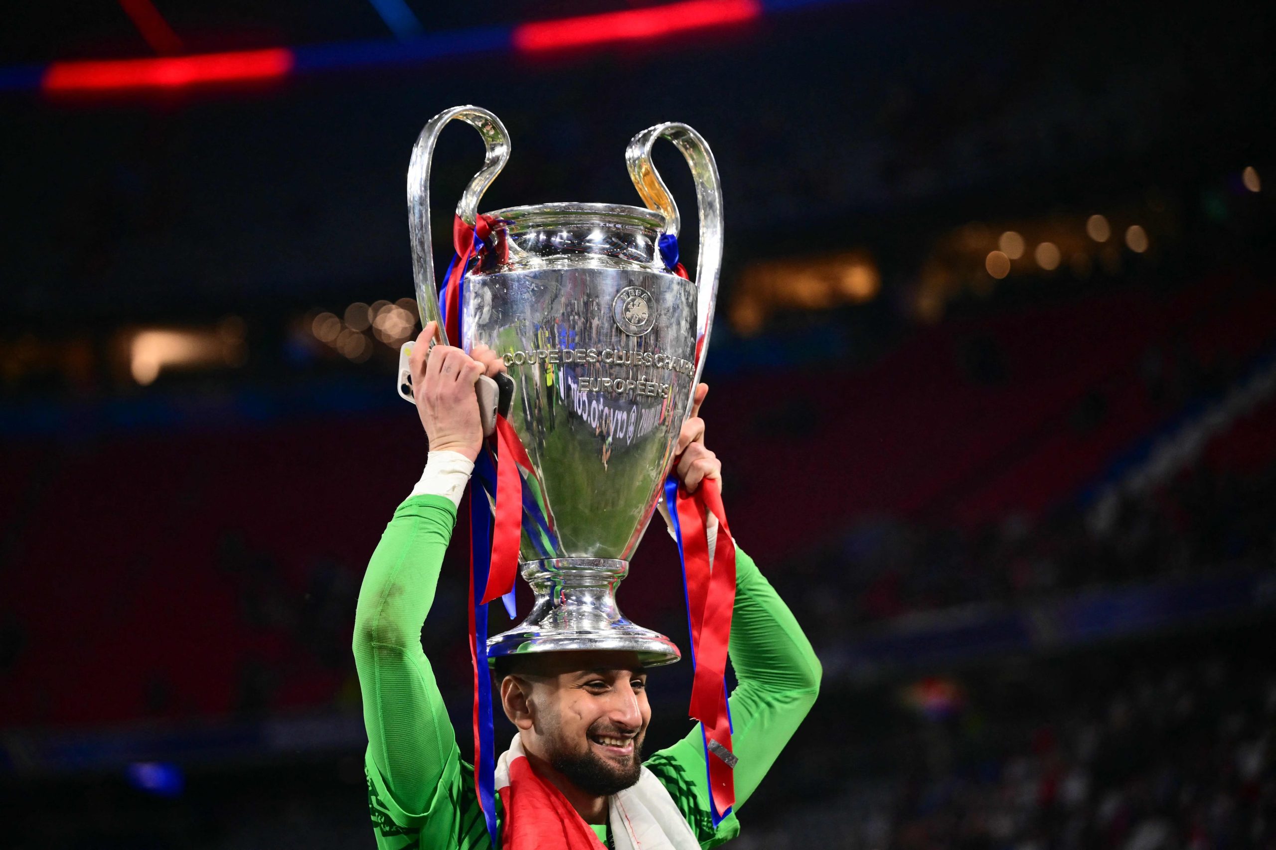 El arquero Gianluigi Donnarumma con el trofeo de la Champions League 2025, que el PSG ganó en Múnich, ante Inter 