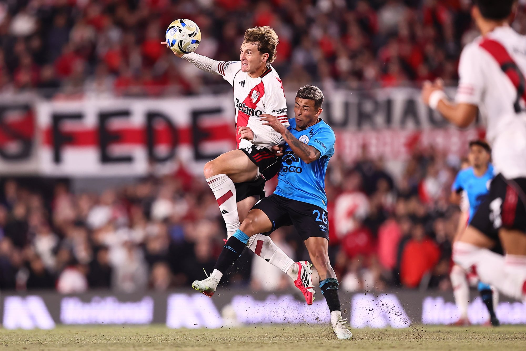 Facundo Colidio y Benítez Alcides durante el encuentro entre River Plate y Belgrano de Cordoba por el Torneo Apertura Mercado Libre 2026. En el Estadio Mas Monumental. El 5 de abril de 2026