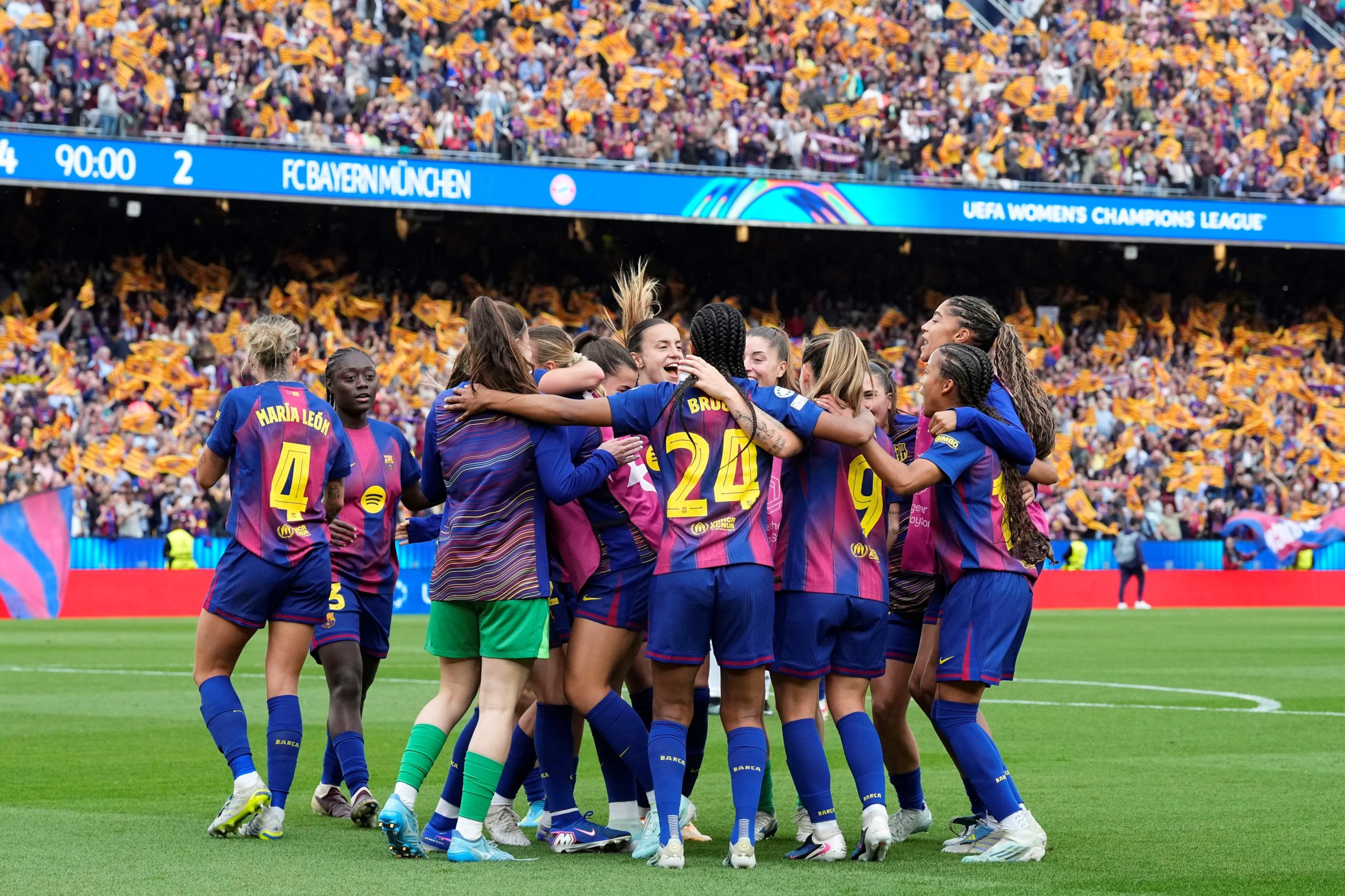 Las jugadoras del Barcelona celebran la victoria ante el Bayern, al término del partido de vuelta de semifinales de Liga de Campeones Femenina que Barcelona y Bayern Múnich disputaron en el Camp Nou (foto: EFE)