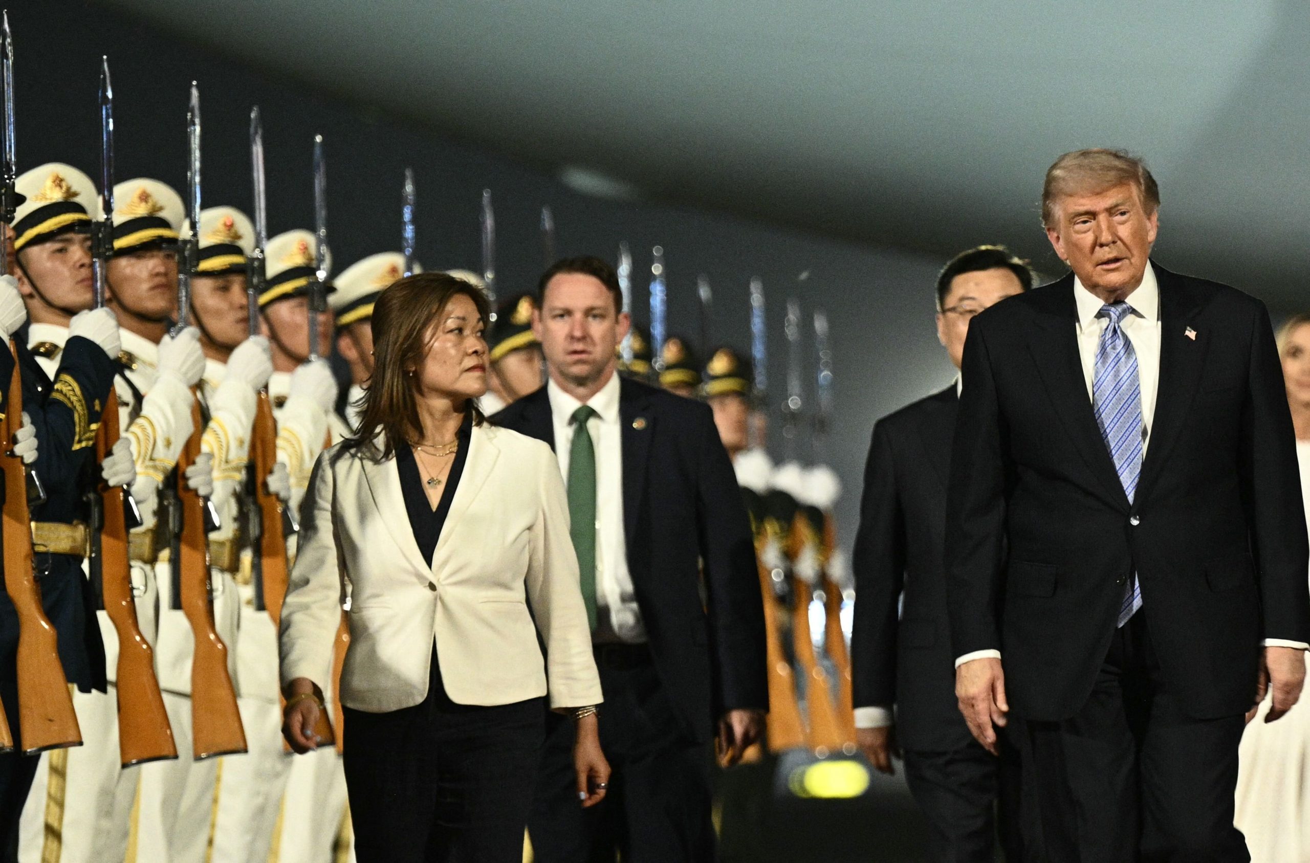 Trump llega a Pekín junto a una comitiva de empresarios estadounidenses, entre ellos, el dueño de Tesla y Space X, Elon Musk