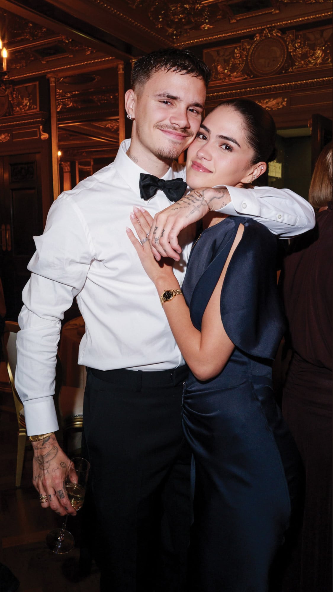 Romeo Beckham y su novia, Kim Turnbull, enamoradísimos. Aseguran que tanto Turnbull como Jackie Apostel, la novia de Cruz, son quienes tienen el visto bueno de la diseñadora y del ex futbolista para asistir a los eventos importantes de los Beckham