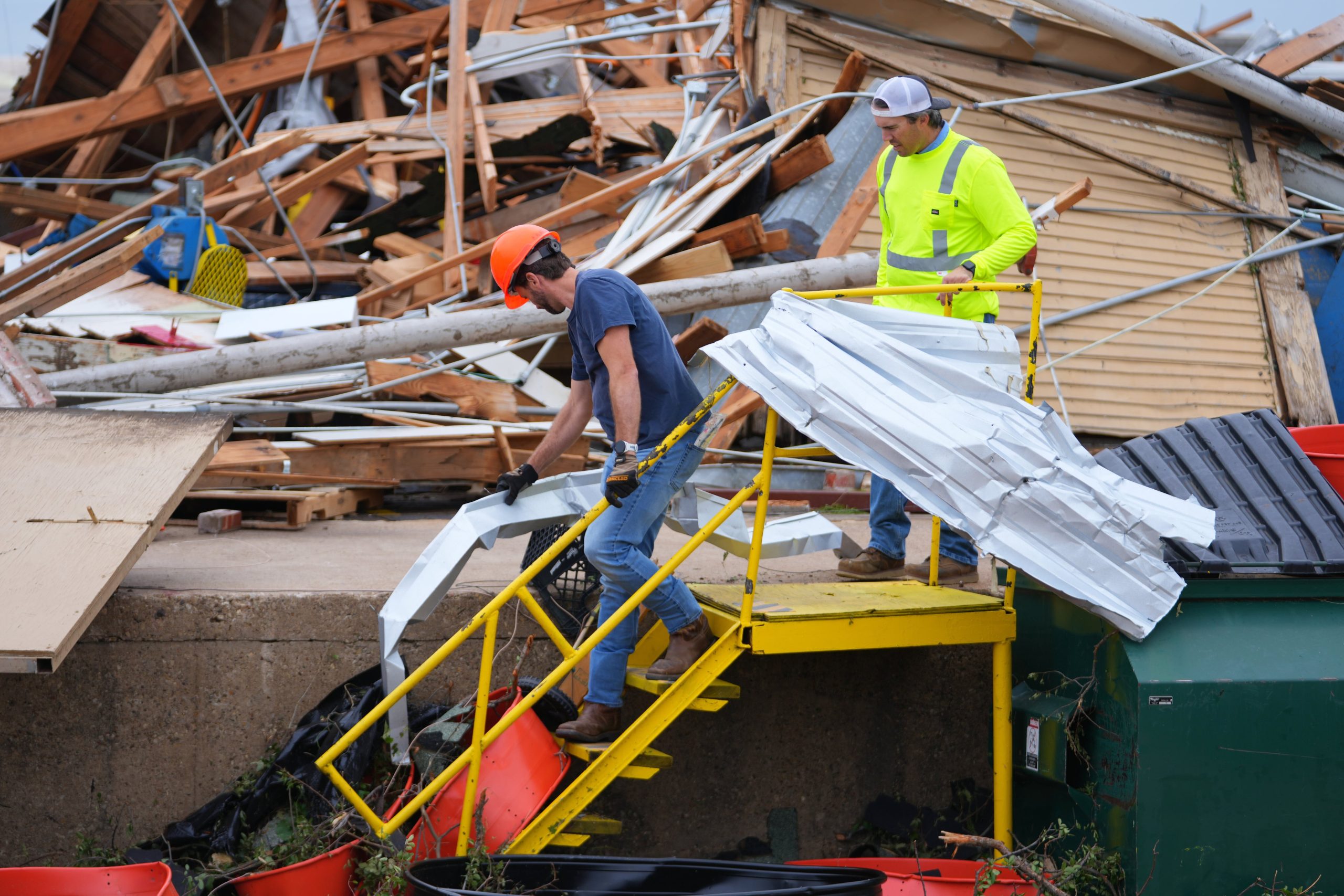 Greg Abbott amplía la declaración de desastre tras el paso de una tormenta severa que provocó destrozos en áreas costeras